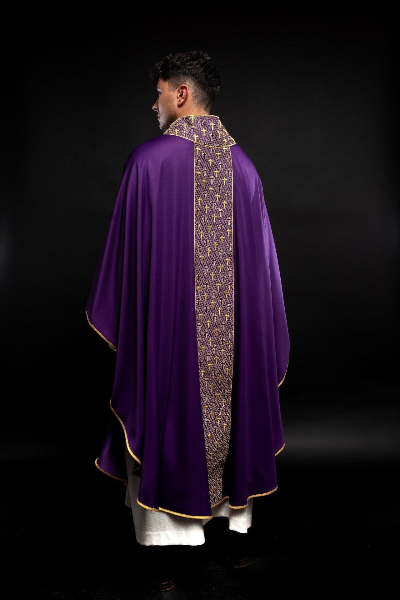 Ornat Fioletowy Haft Krzyże - Elegancka Szata Liturgiczna z Stułą - SZATYLITURGICZNE.PL