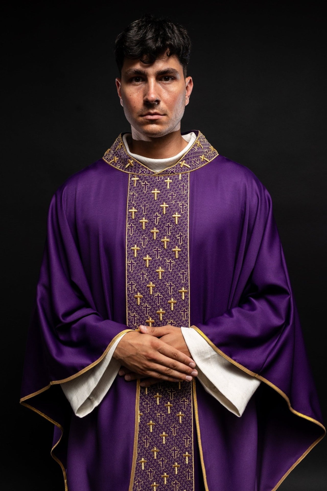 Ornat Fioletowy Haft Krzyże - Elegancka Szata Liturgiczna z Stułą - SZATYLITURGICZNE.PL