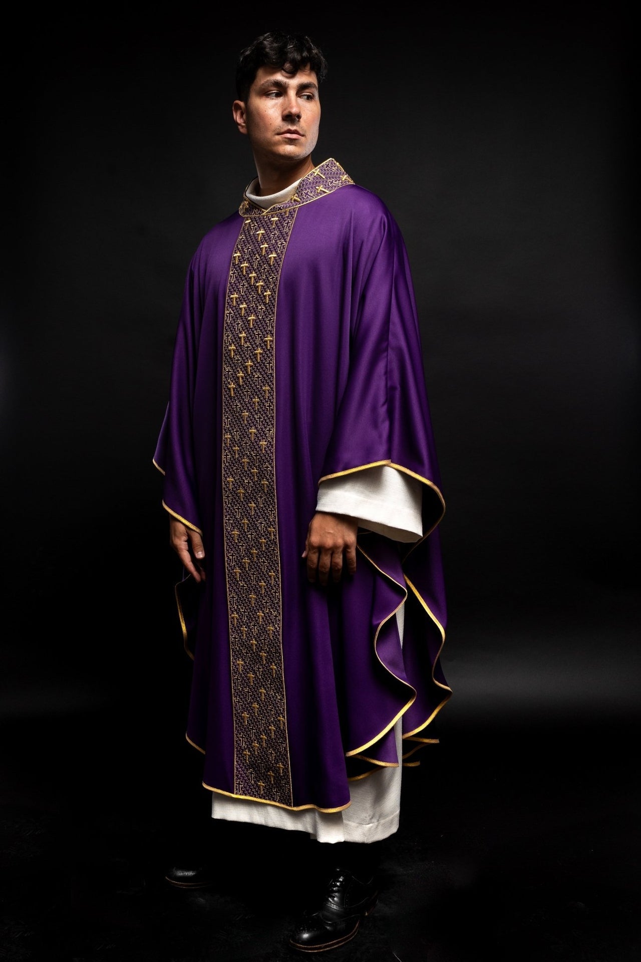 Ornat Fioletowy Haft Krzyże - Elegancka Szata Liturgiczna z Stułą - SZATYLITURGICZNE.PL