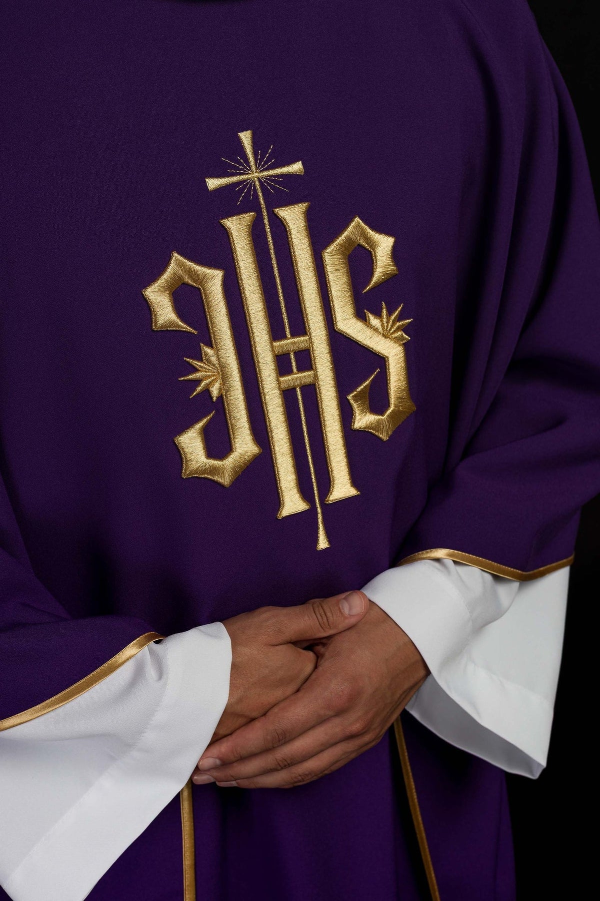 Ornat Fioletowy Haftowany IHS Złota Nitka - Szaty Liturgiczne - SZATYLITURGICZNE.PL