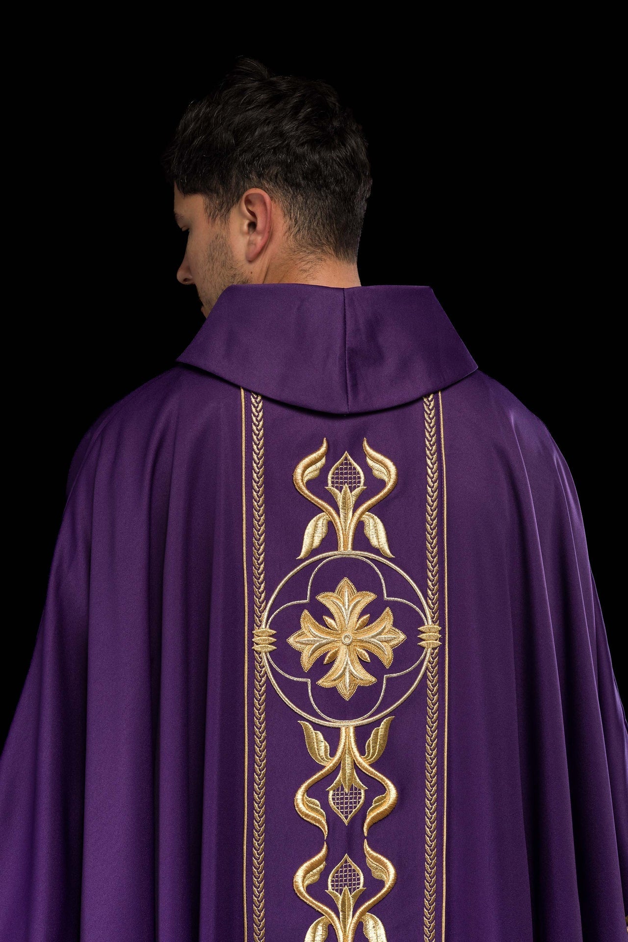 Ornat Fioletowy Haftowany Złotą Rozetą - Polski Producent - SZATYLITURGICZNE.PL