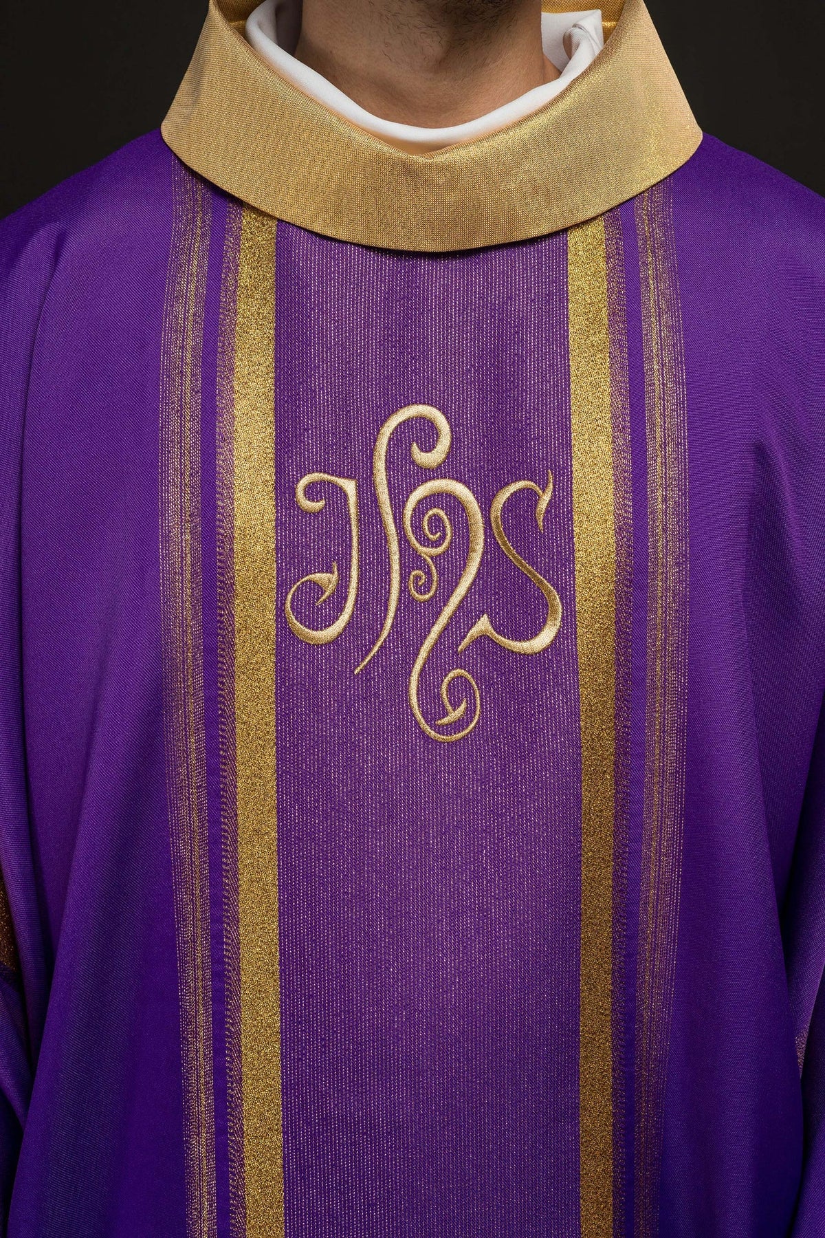 Ornat Fioletowy IHS Haft Złocony - Szaty Liturgiczne Polska Produkcja - SZATYLITURGICZNE.PL