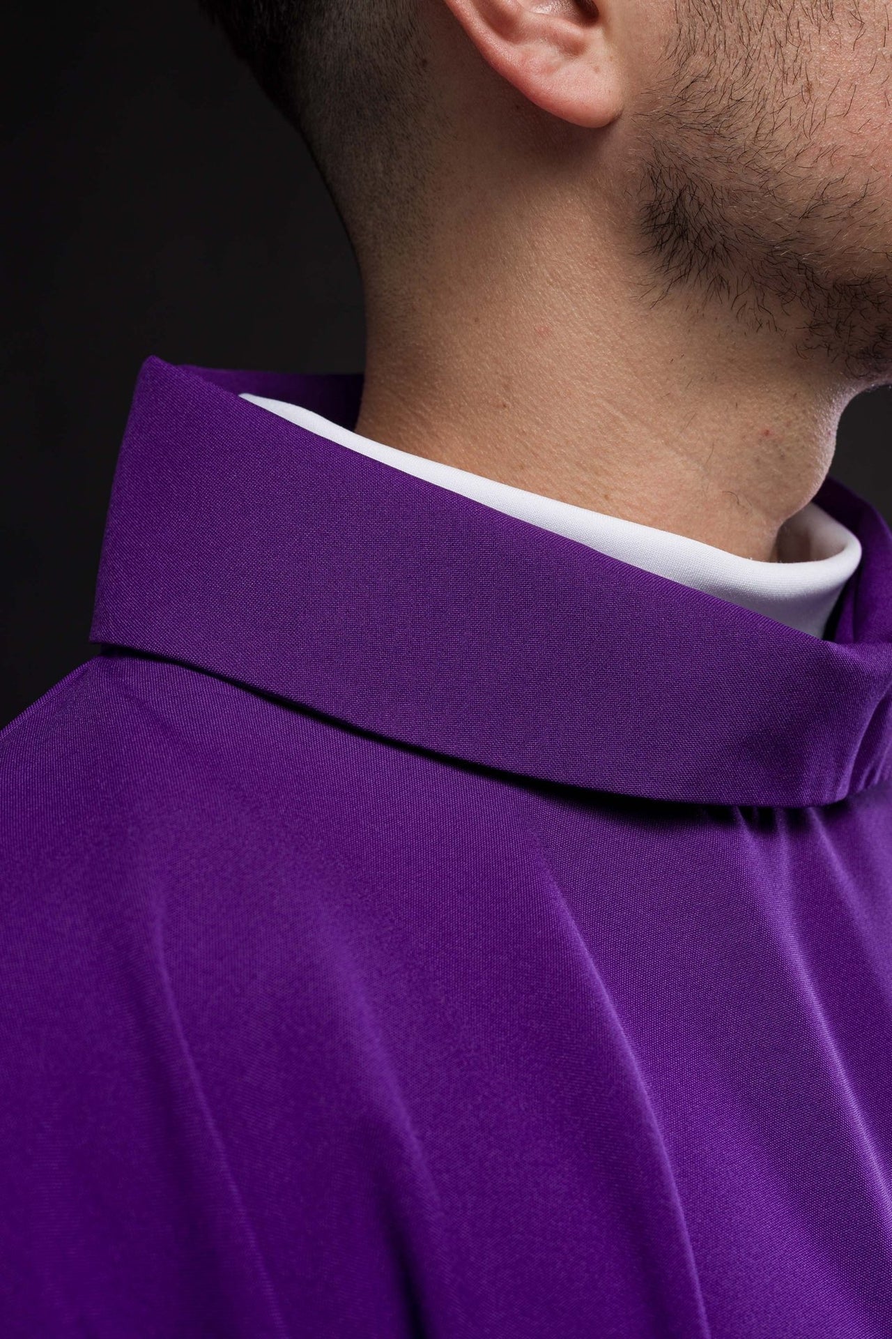 Ornat Fioletowy Liturgiczny z Haftem Alfa Omega i Krzyżem - SZATYLITURGICZNE.PL
