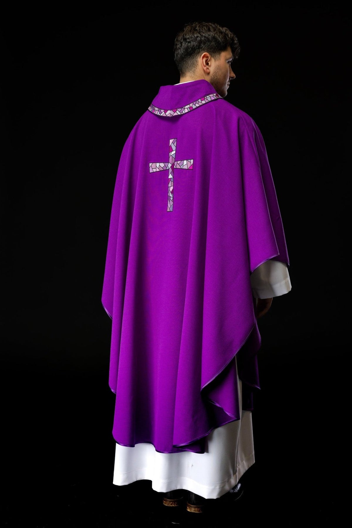 Ornat Fioletowy Liturgiczny z Haftowanym Krzyżem Mozaikowym - SZATYLITURGICZNE.PL