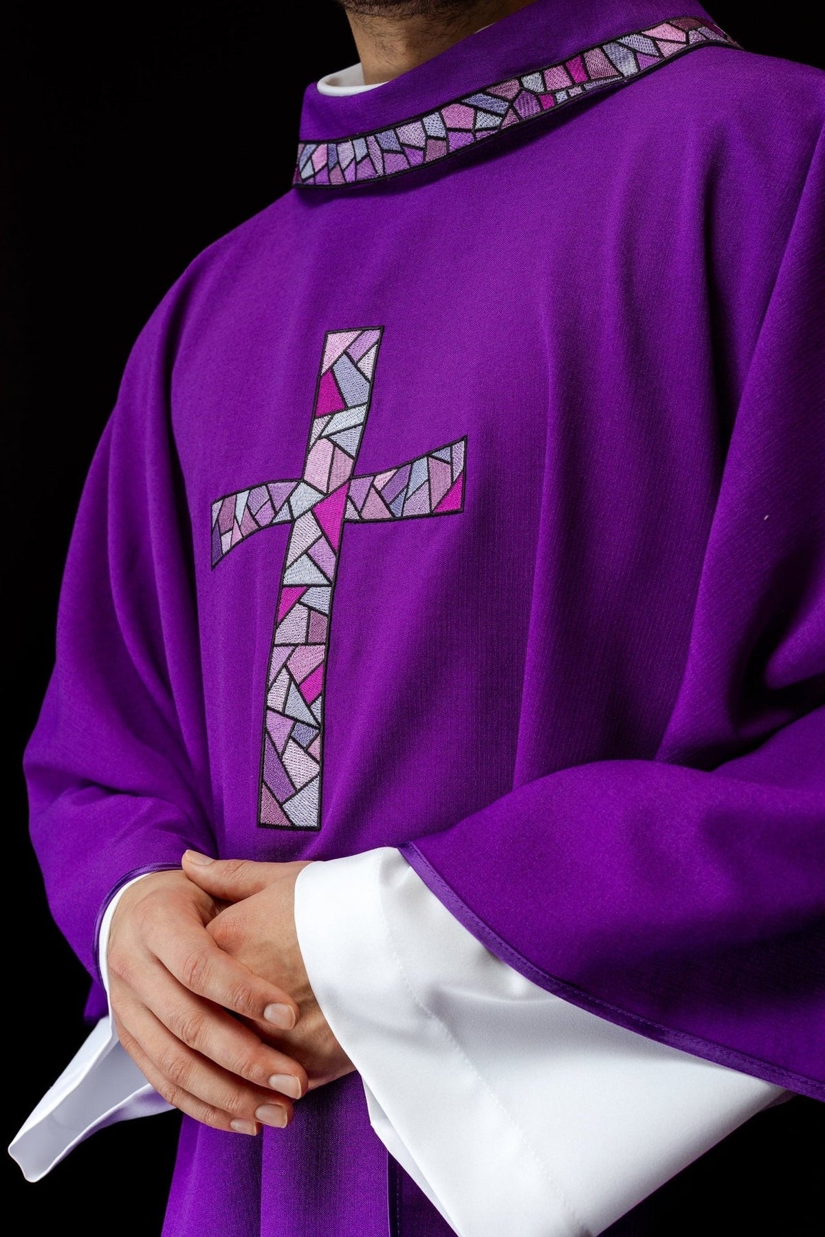Ornat Fioletowy Liturgiczny z Haftowanym Krzyżem Mozaikowym - SZATYLITURGICZNE.PL