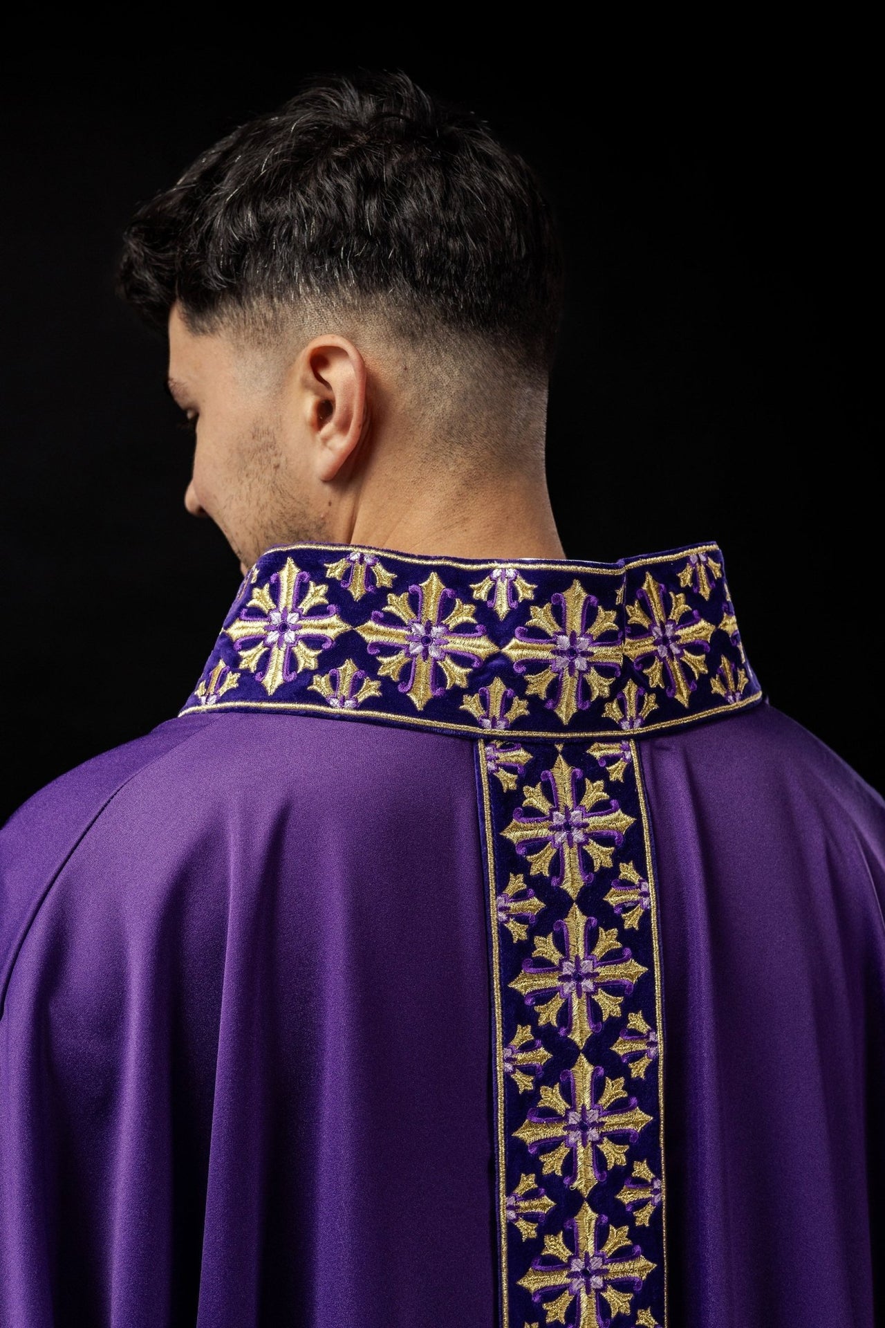 Ornat Fioletowy z Haftem Eucharystycznym i Złotymi Krzyżami - SZATYLITURGICZNE.PL