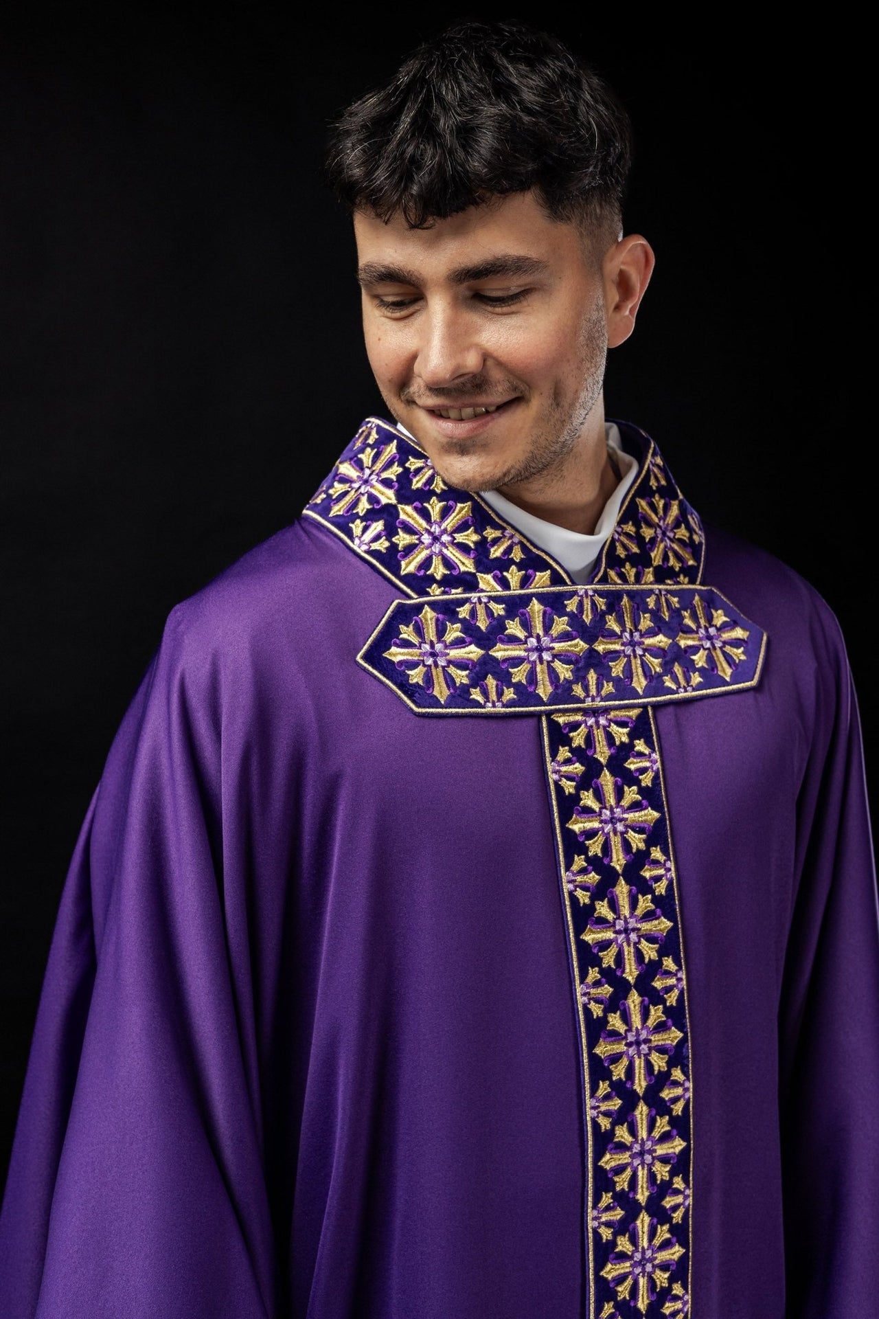 Ornat Fioletowy z Haftem Eucharystycznym i Złotymi Krzyżami - SZATYLITURGICZNE.PL