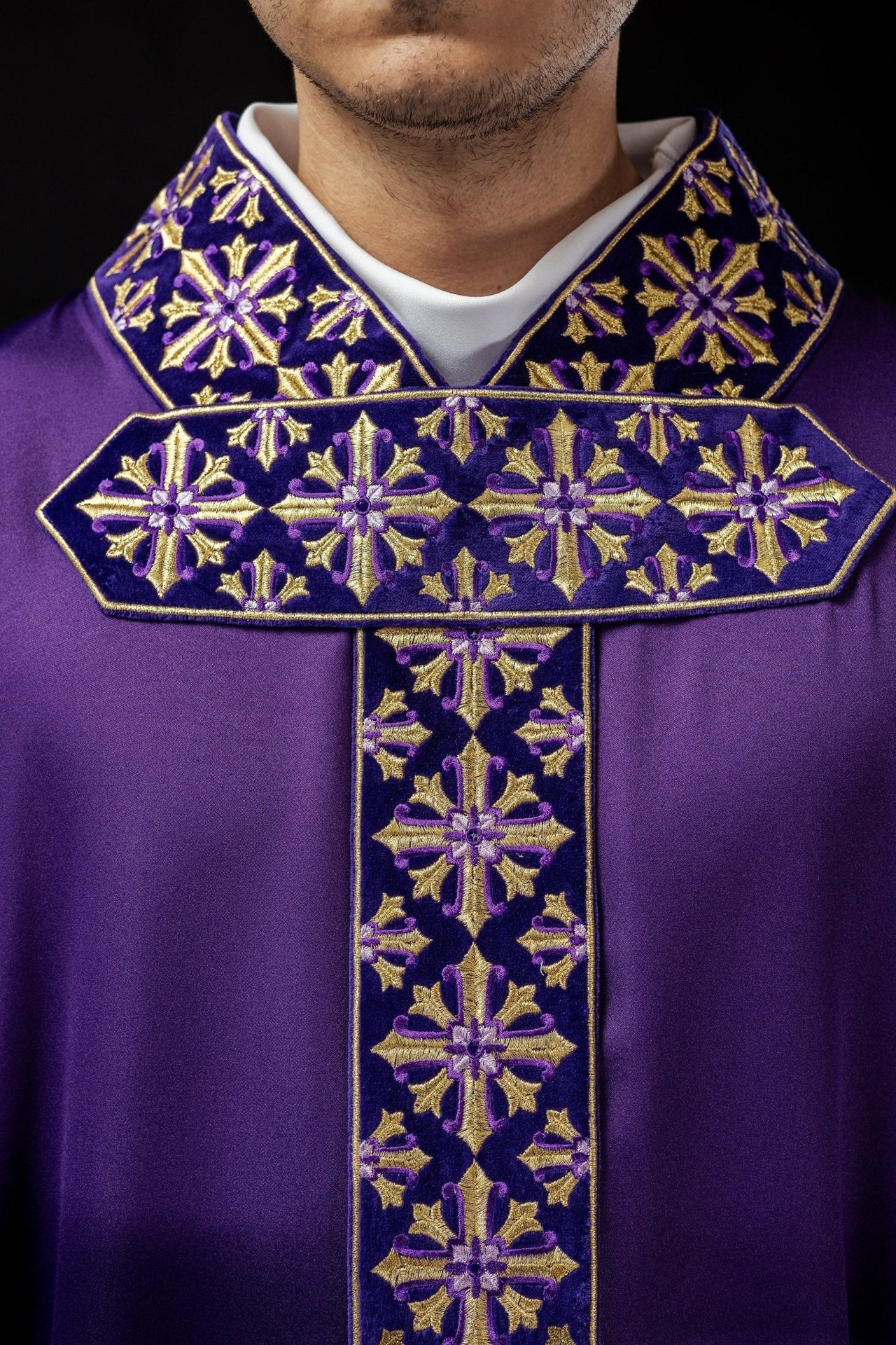 Ornat Fioletowy z Haftem Eucharystycznym i Złotymi Krzyżami - SZATYLITURGICZNE.PL