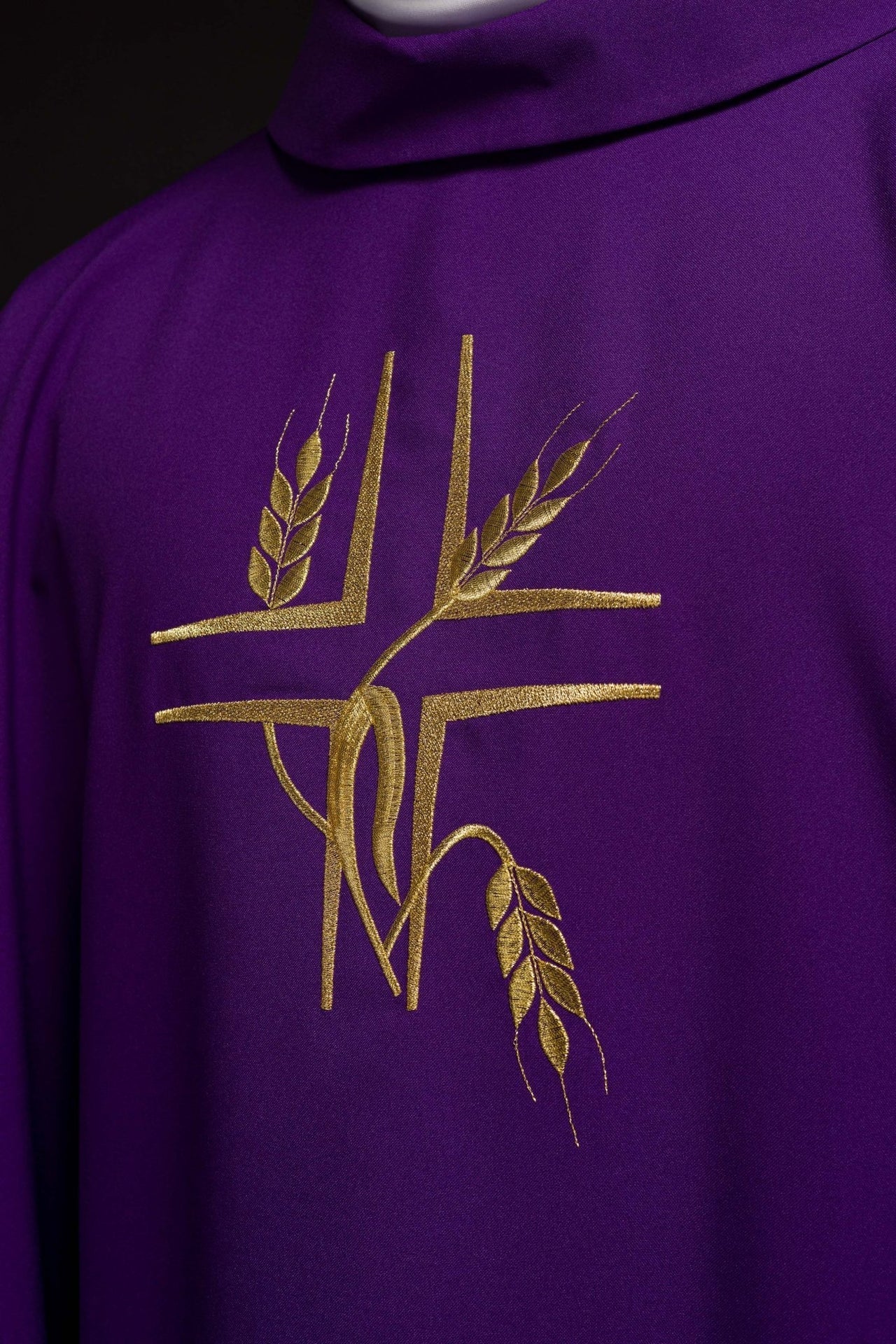Ornat Fioletowy z Haftem Krzyża i Kłosów - Szaty Liturgiczne - SZATYLITURGICZNE.PL