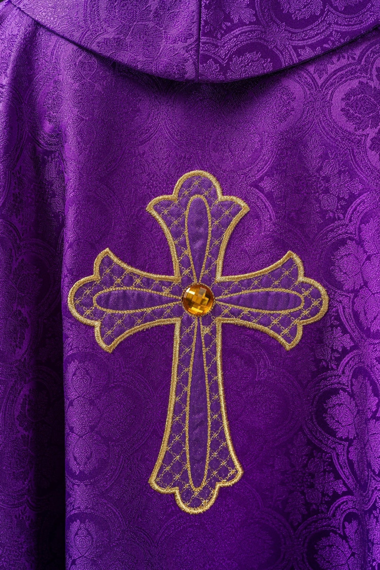 Ornat Fioletowy z Haftowanym Krzyżem Eucharystycznym - Polski Produkt - SZATYLITURGICZNE.PL
