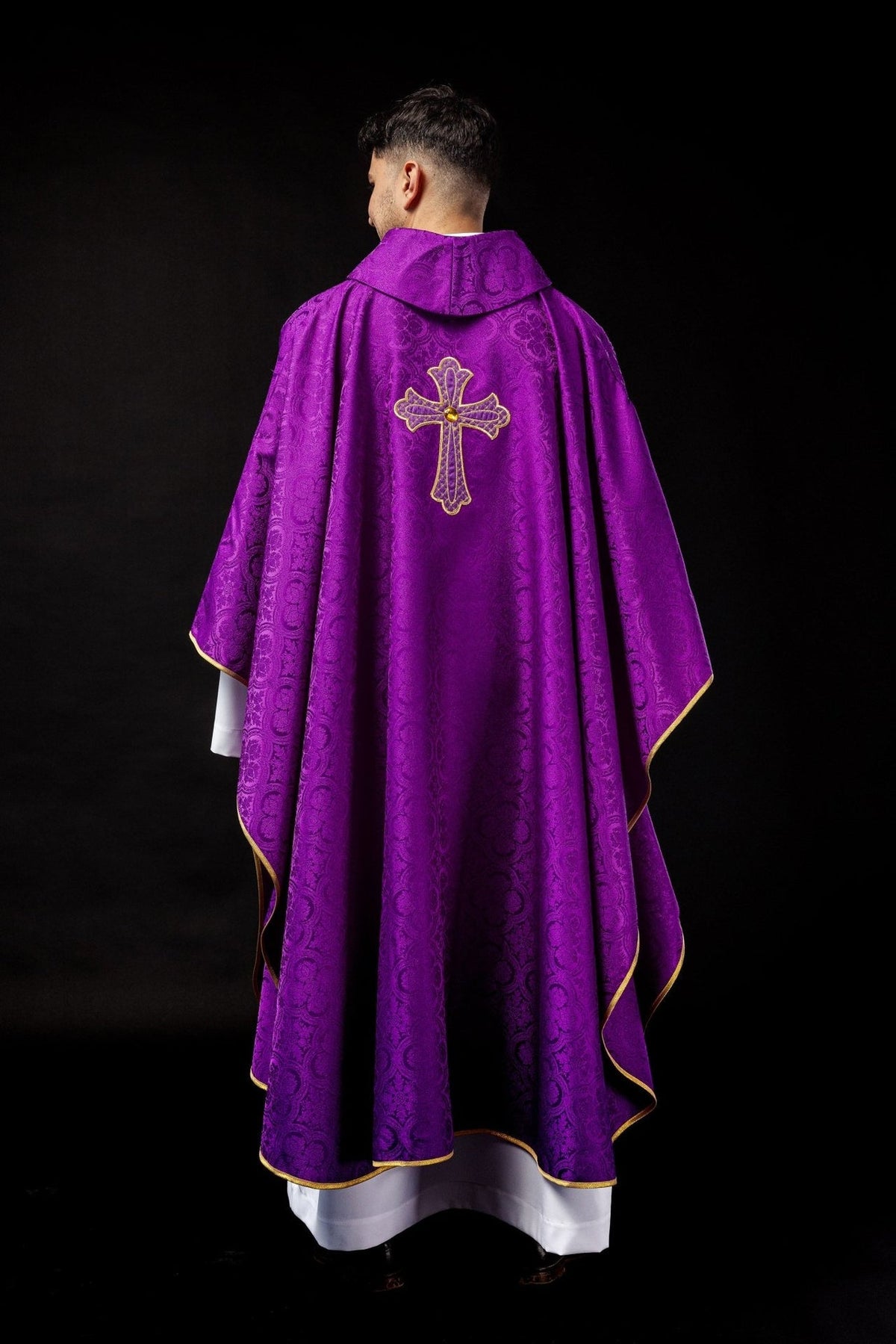 Ornat Fioletowy z Haftowanym Krzyżem Eucharystycznym - Polski Produkt - SZATYLITURGICZNE.PL