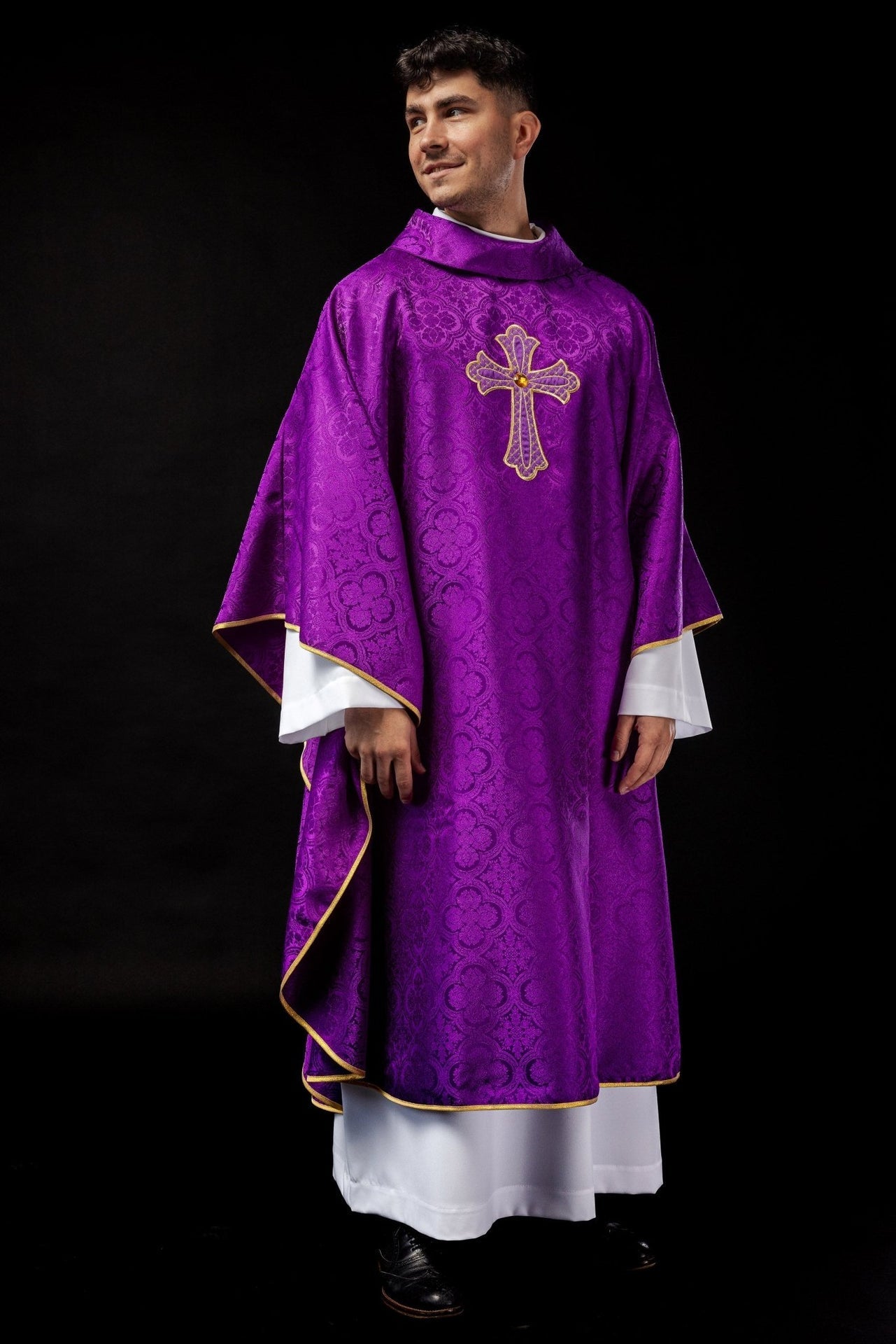 Ornat Fioletowy z Haftowanym Krzyżem Eucharystycznym - Polski Produkt - SZATYLITURGICZNE.PL