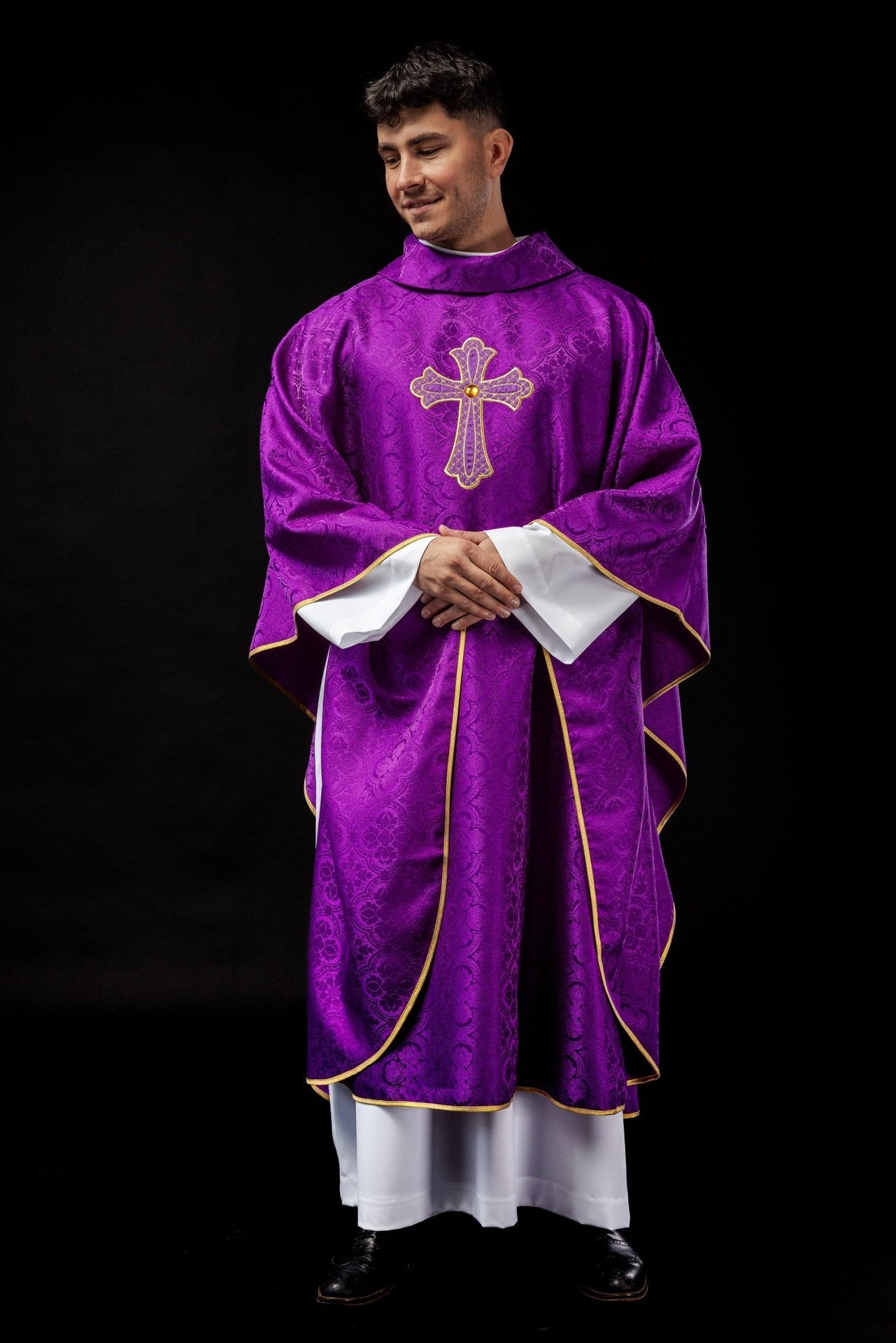 Ornat Fioletowy z Haftowanym Krzyżem Eucharystycznym - Polski Produkt - SZATYLITURGICZNE.PL