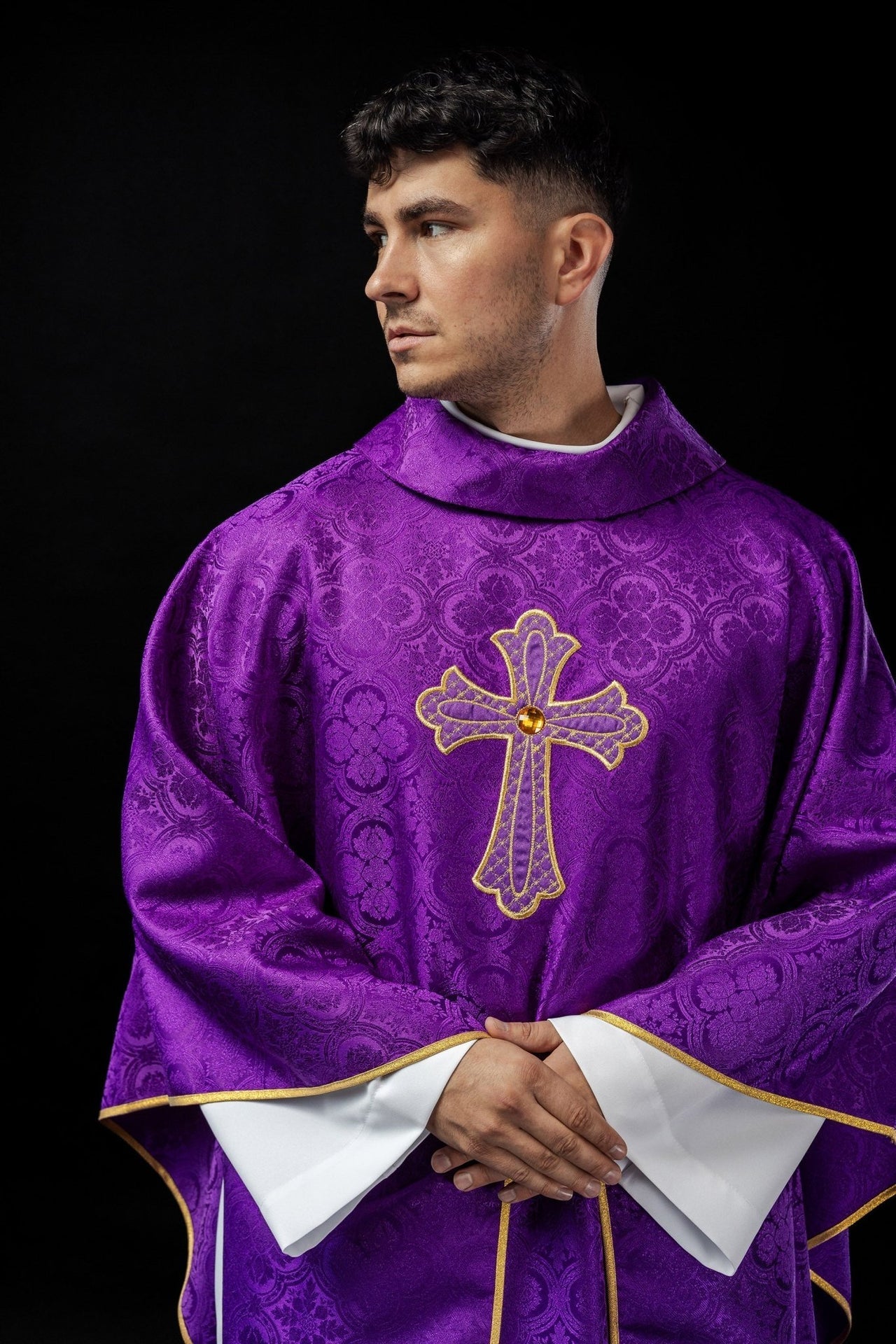 Ornat Fioletowy z Haftowanym Krzyżem Eucharystycznym - Polski Produkt - SZATYLITURGICZNE.PL