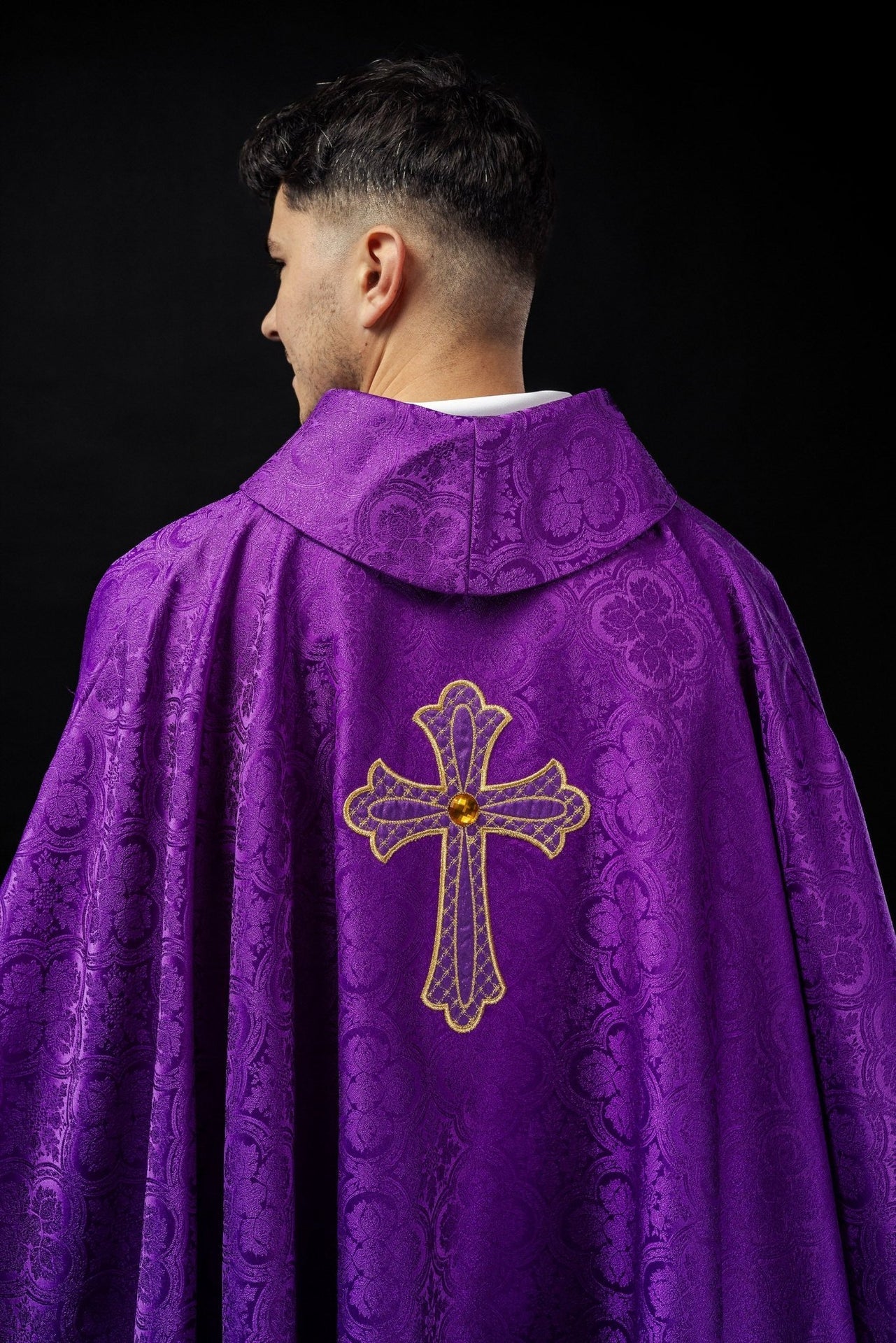Ornat Fioletowy z Haftowanym Krzyżem Eucharystycznym - Polski Produkt - SZATYLITURGICZNE.PL