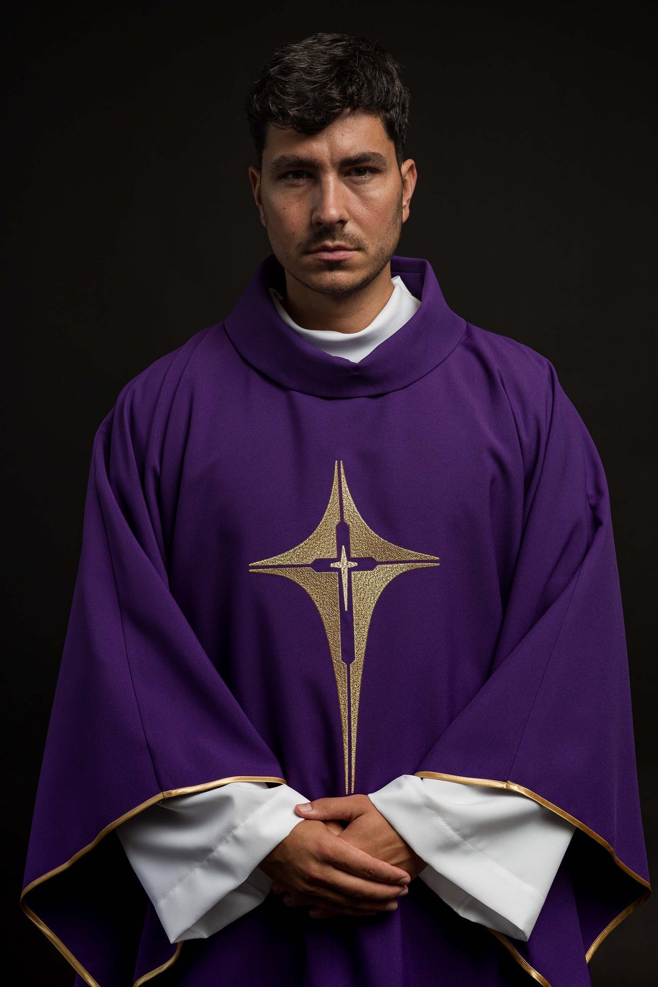 Ornat Fioletowy z Haftowanym Krzyżem i Złotą Lamówką - SZATYLITURGICZNE.PL