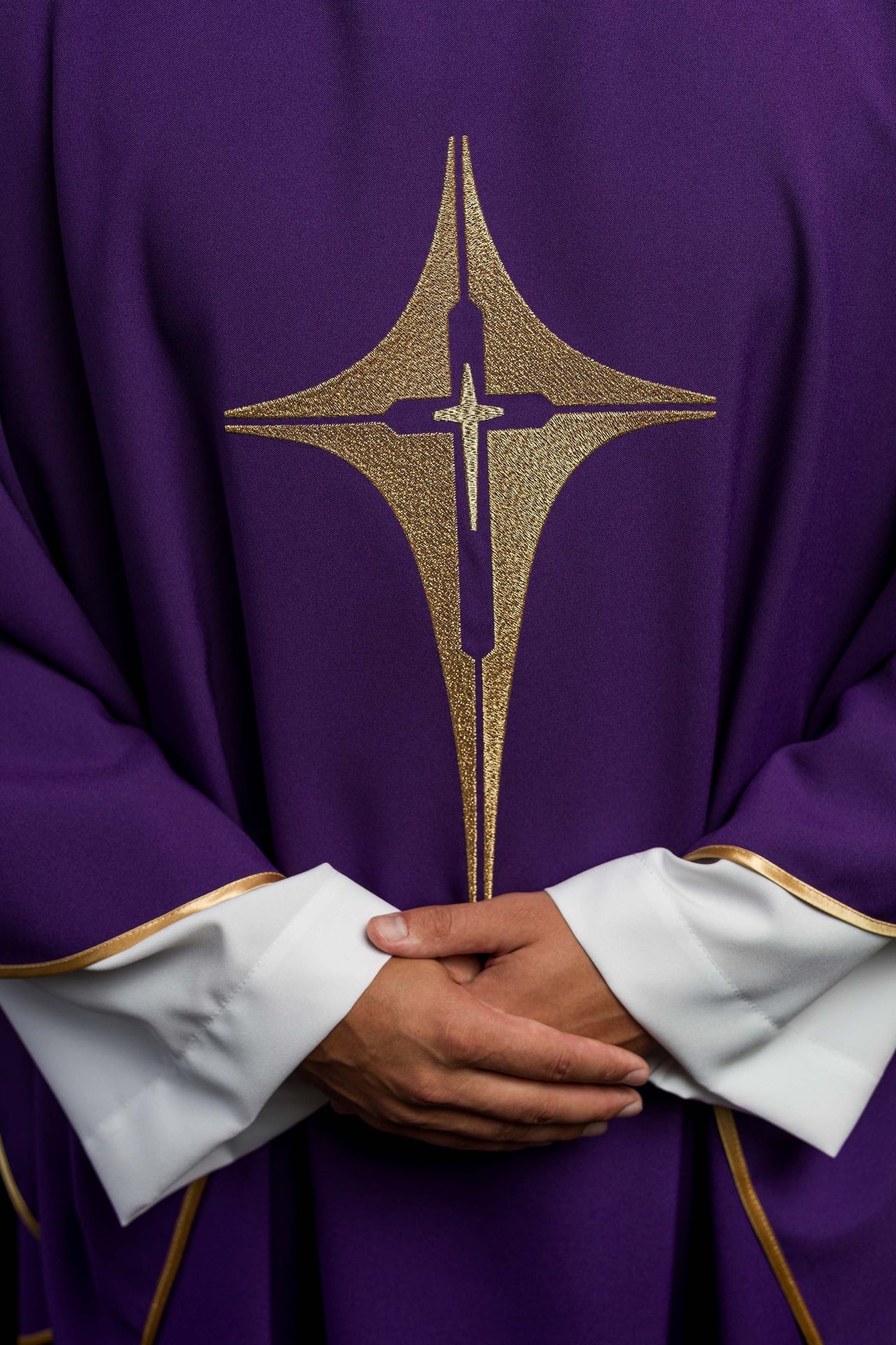 Ornat Fioletowy z Haftowanym Krzyżem i Złotą Lamówką - SZATYLITURGICZNE.PL