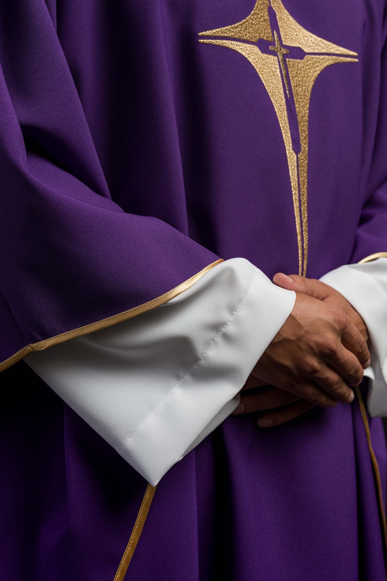 Ornat Fioletowy z Haftowanym Krzyżem i Złotą Lamówką - SZATYLITURGICZNE.PL
