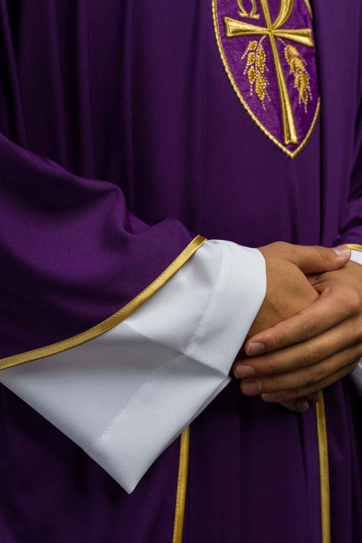Ornat Fioletowy z Haftowanym Krzyżem - Lekki Sacrolite, Złota Lamówka - SZATYLITURGICZNE.PL
