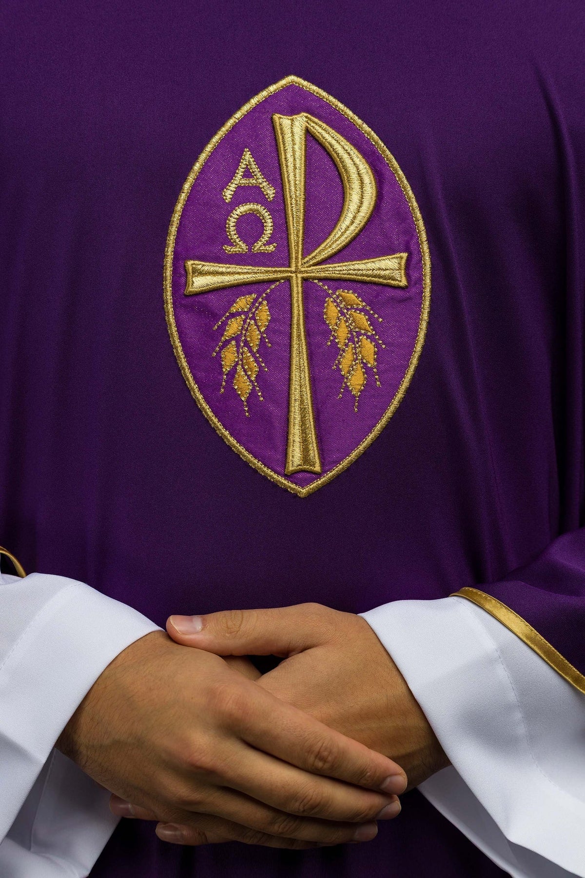 Ornat Fioletowy z Haftowanym Krzyżem - Lekki Sacrolite, Złota Lamówka - SZATYLITURGICZNE.PL