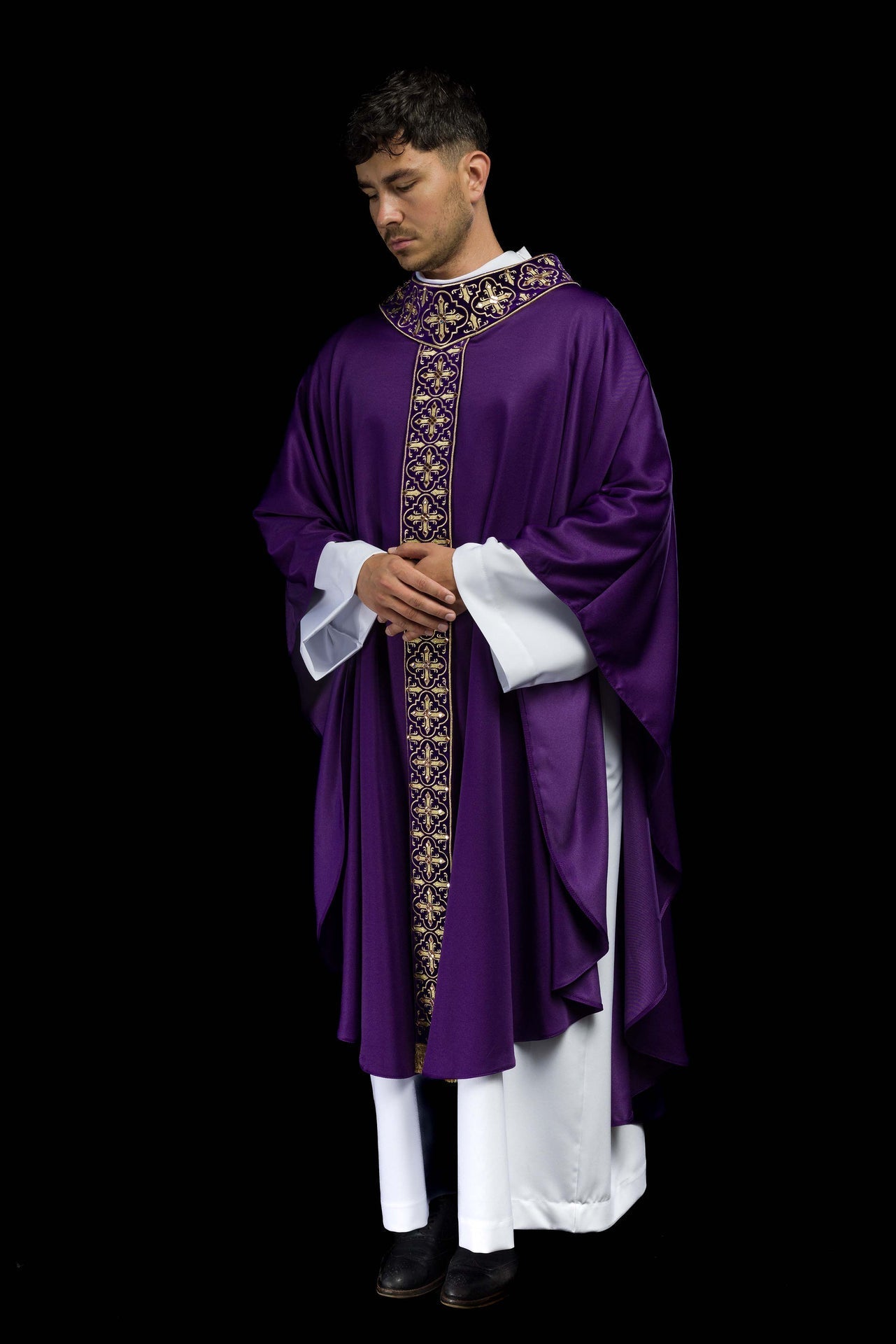 Ornat Fioletowy z Kamieniami i Złotym Krzyżem - Szaty Liturgiczne - SZATYLITURGICZNE.PL