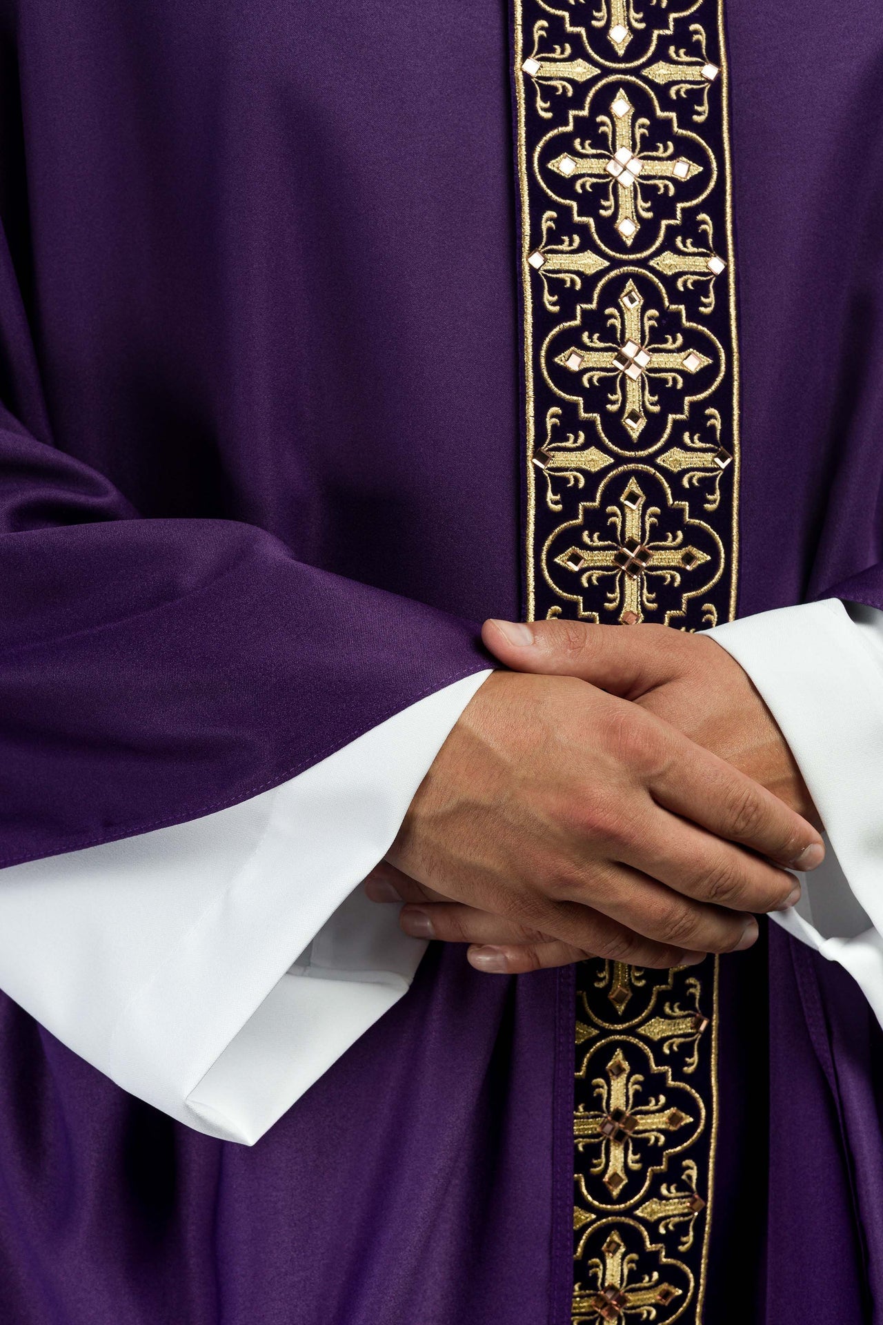 Ornat Fioletowy z Kamieniami i Złotym Krzyżem - Szaty Liturgiczne - SZATYLITURGICZNE.PL