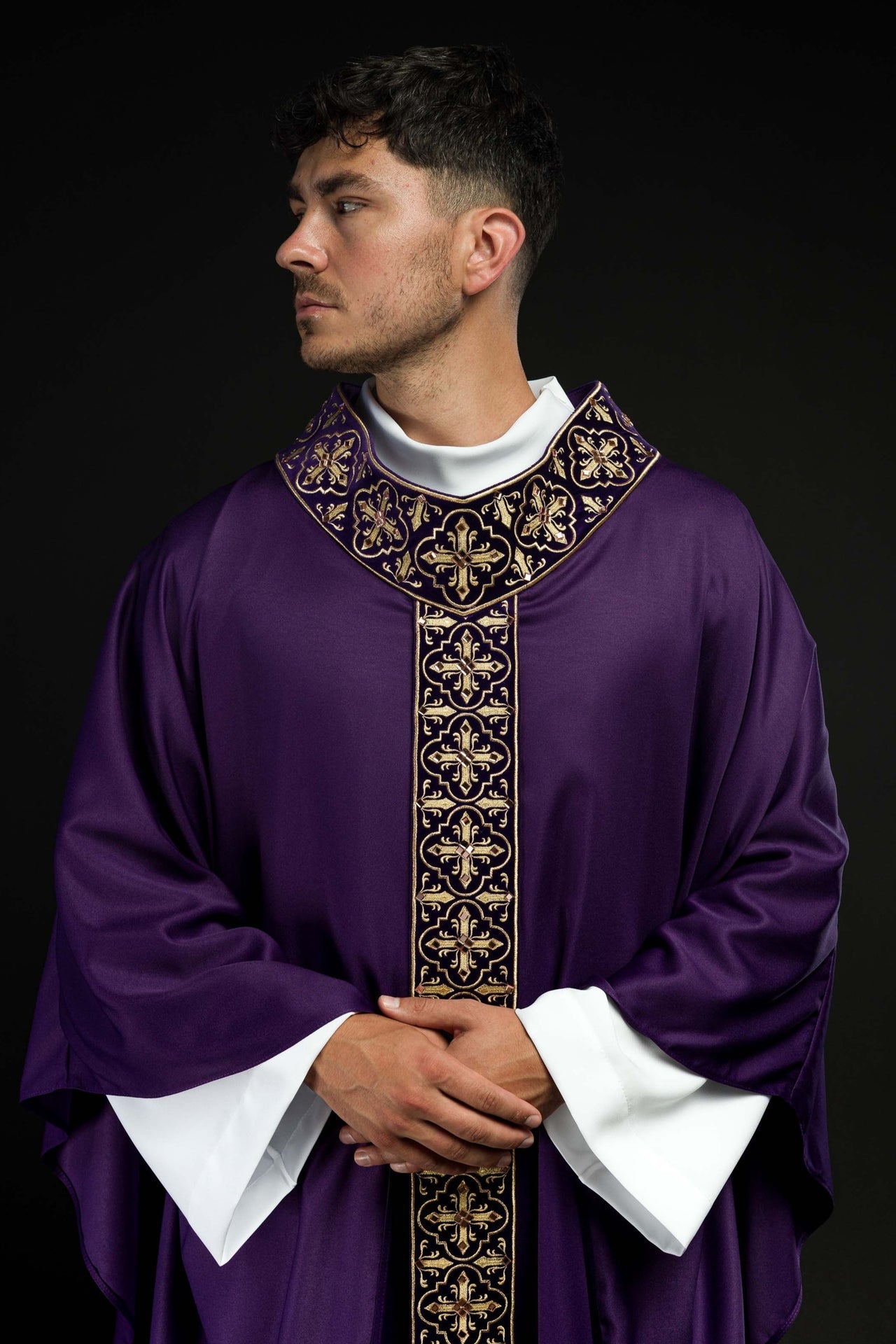 Ornat Fioletowy z Kamieniami i Złotym Krzyżem - Szaty Liturgiczne - SZATYLITURGICZNE.PL