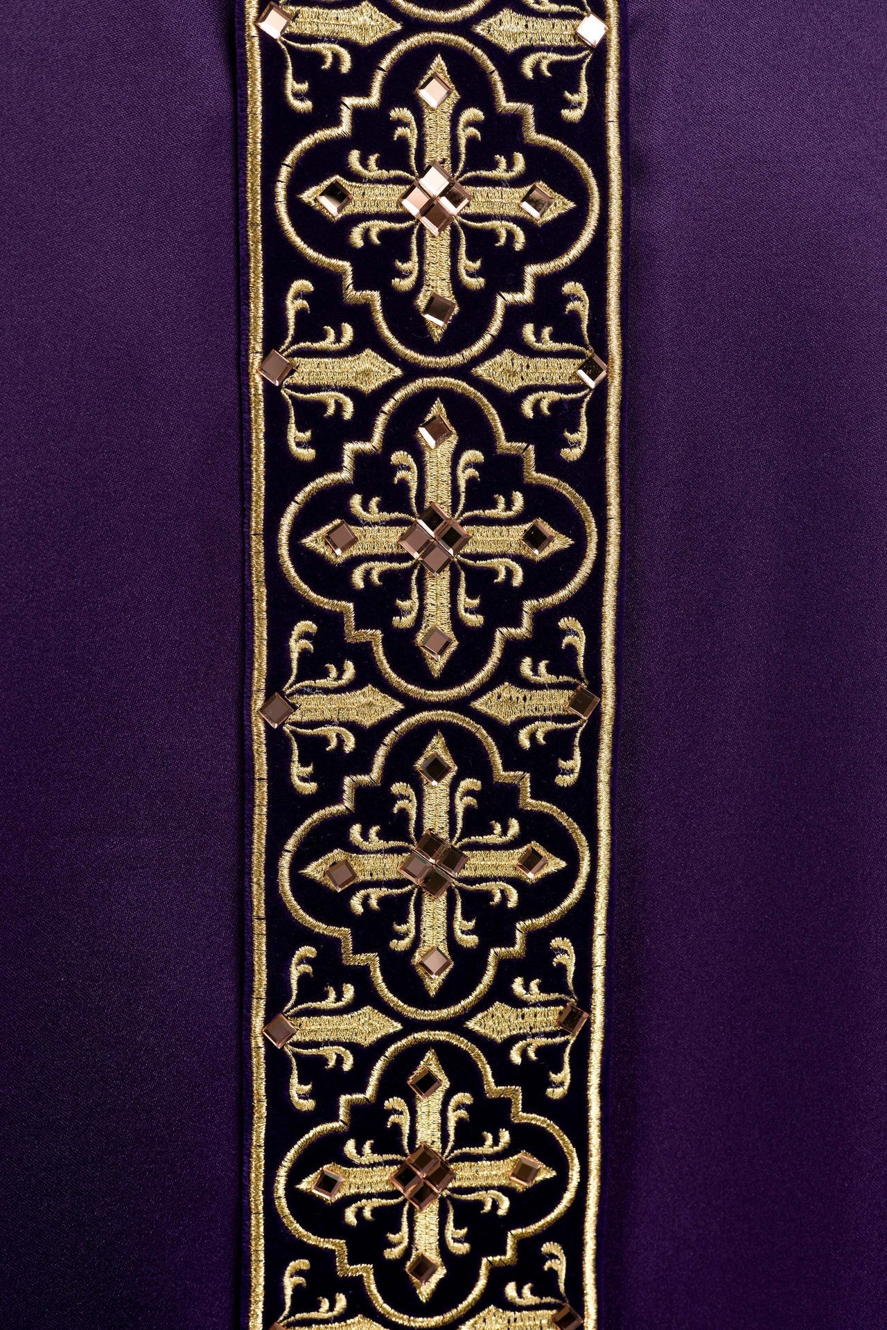 Ornat Fioletowy z Kamieniami i Złotym Krzyżem - Szaty Liturgiczne - SZATYLITURGICZNE.PL