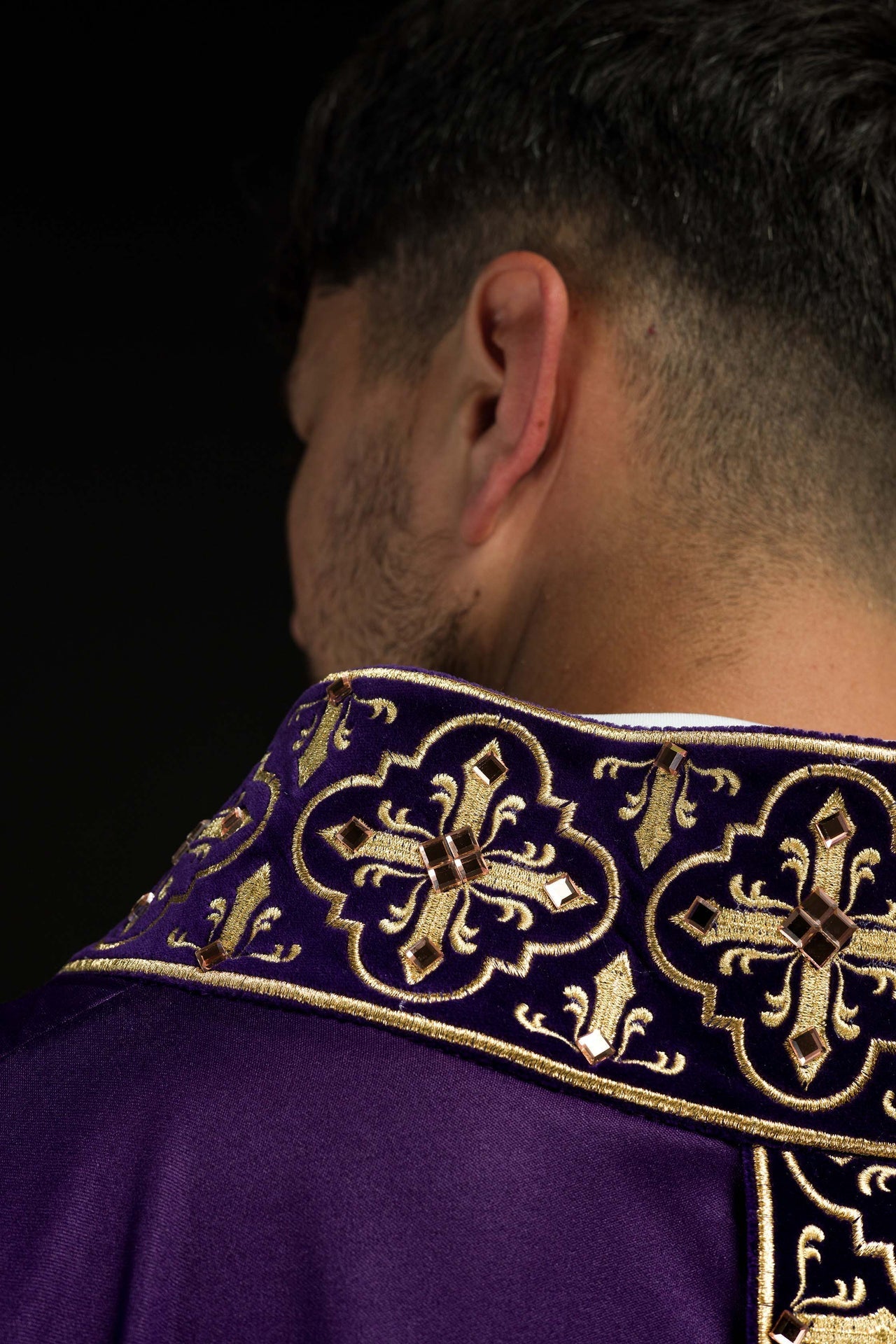 Ornat Fioletowy z Kamieniami i Złotym Krzyżem - Szaty Liturgiczne - SZATYLITURGICZNE.PL