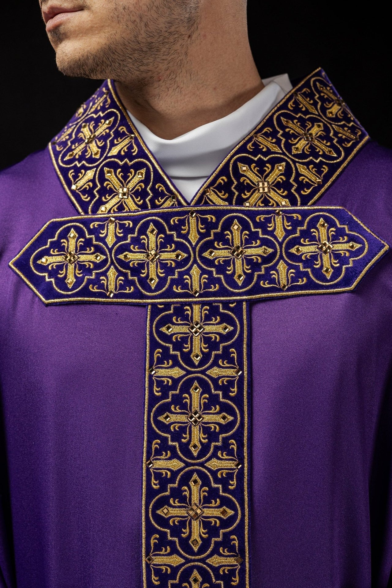 Ornat Fioletowy z Kamieniami Ozdobnymi - Elegancki Strój Liturgiczny - SZATYLITURGICZNE.PL