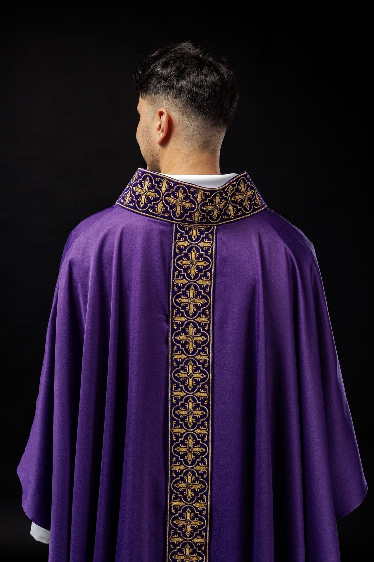 Ornat Fioletowy z Kamieniami Ozdobnymi - Elegancki Strój Liturgiczny - SZATYLITURGICZNE.PL