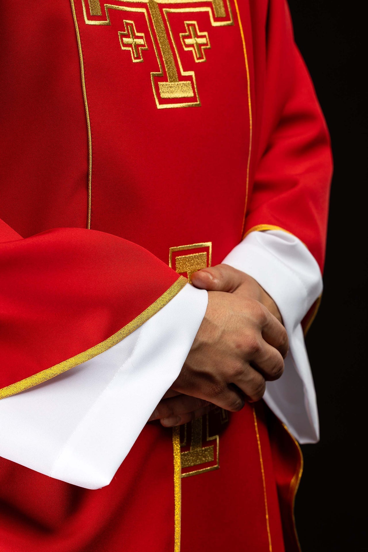Ornat haftowany czerwony z pasem krzyże jerozolimskie - SZATYLITURGICZNE.PL