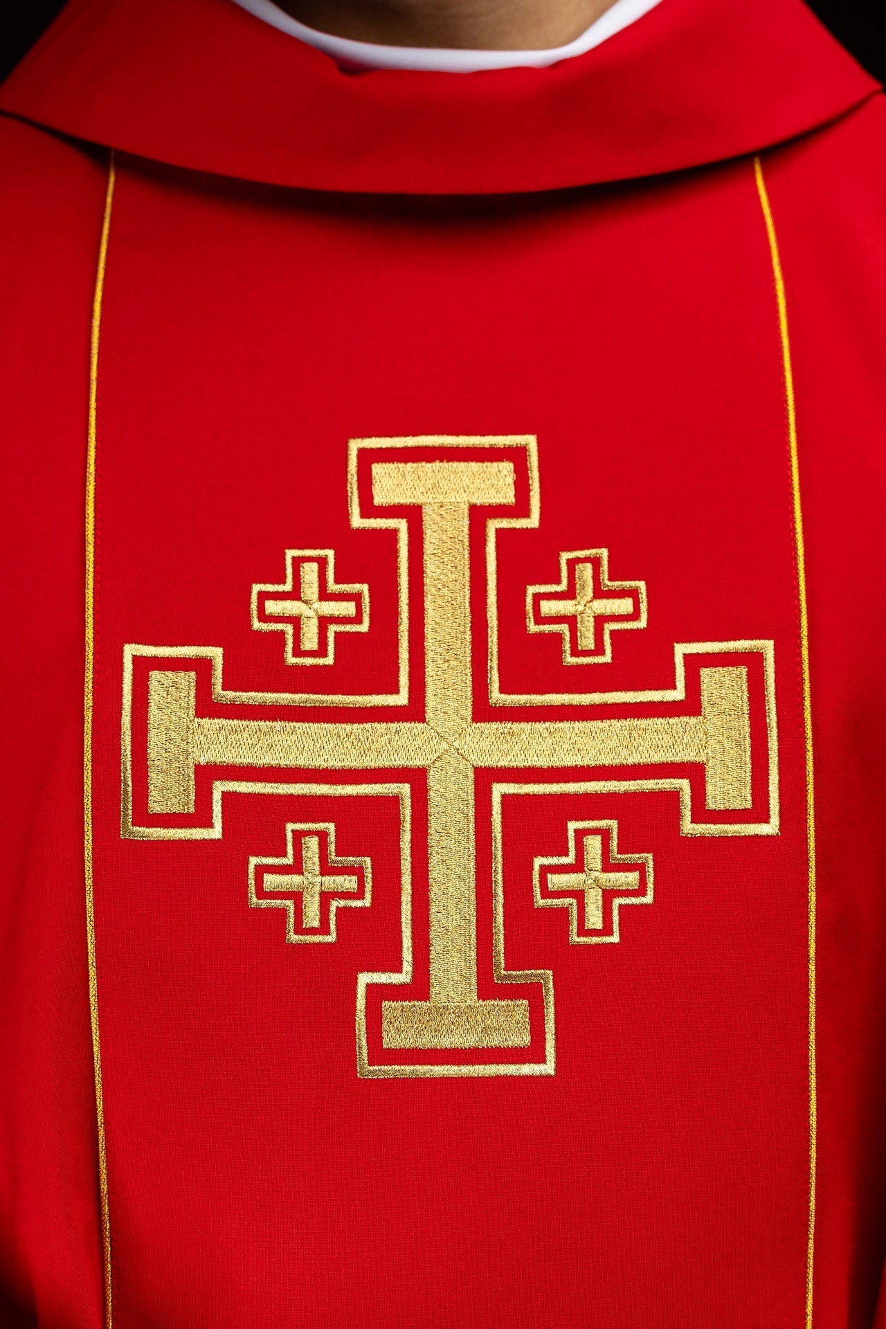 Ornat haftowany czerwony z pasem krzyże jerozolimskie - SZATYLITURGICZNE.PL