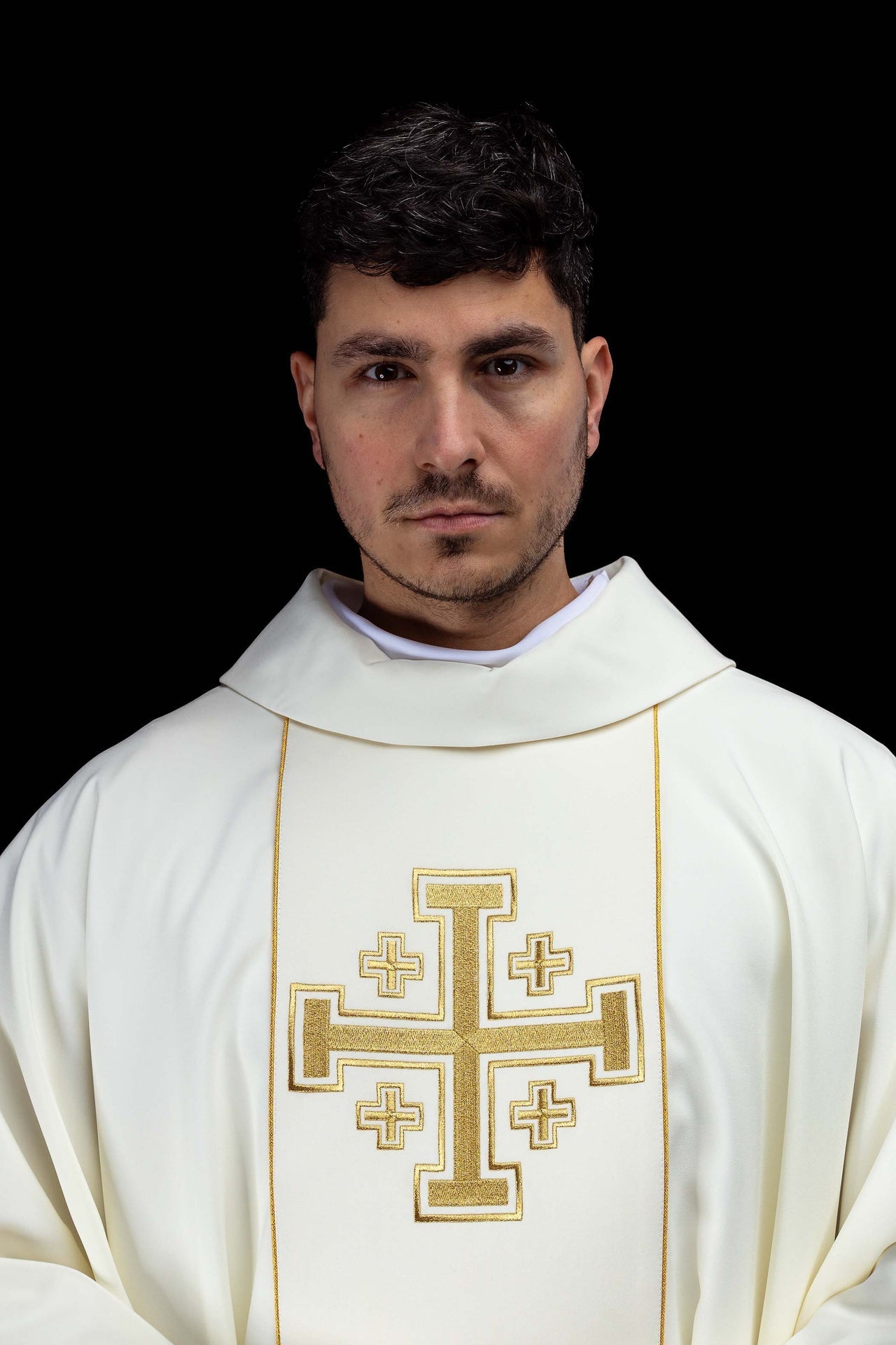 Ornat haftowany ecru z pasem krzyże jerozolimskie - SZATYLITURGICZNE.PL