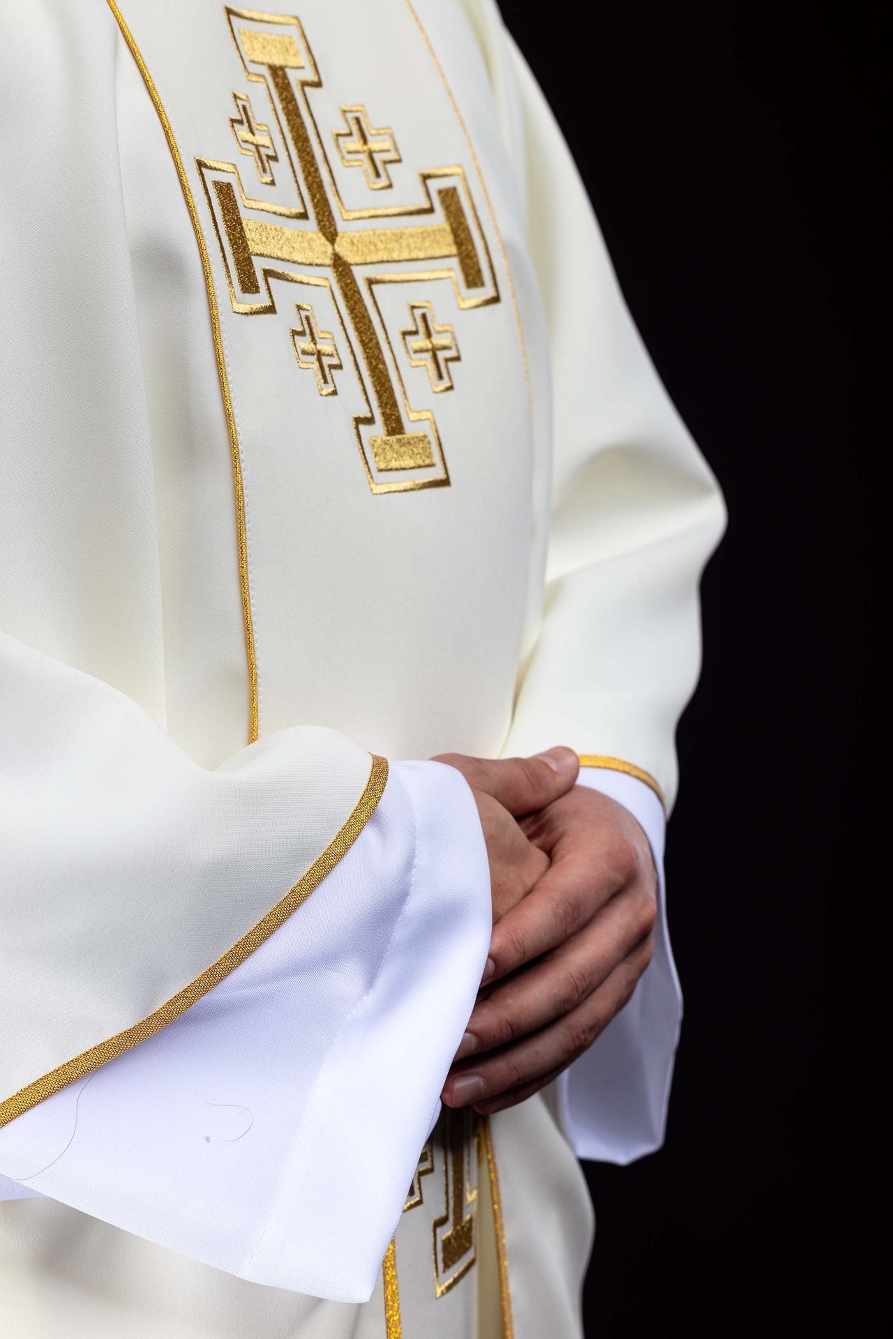 Ornat haftowany ecru z pasem krzyże jerozolimskie - SZATYLITURGICZNE.PL