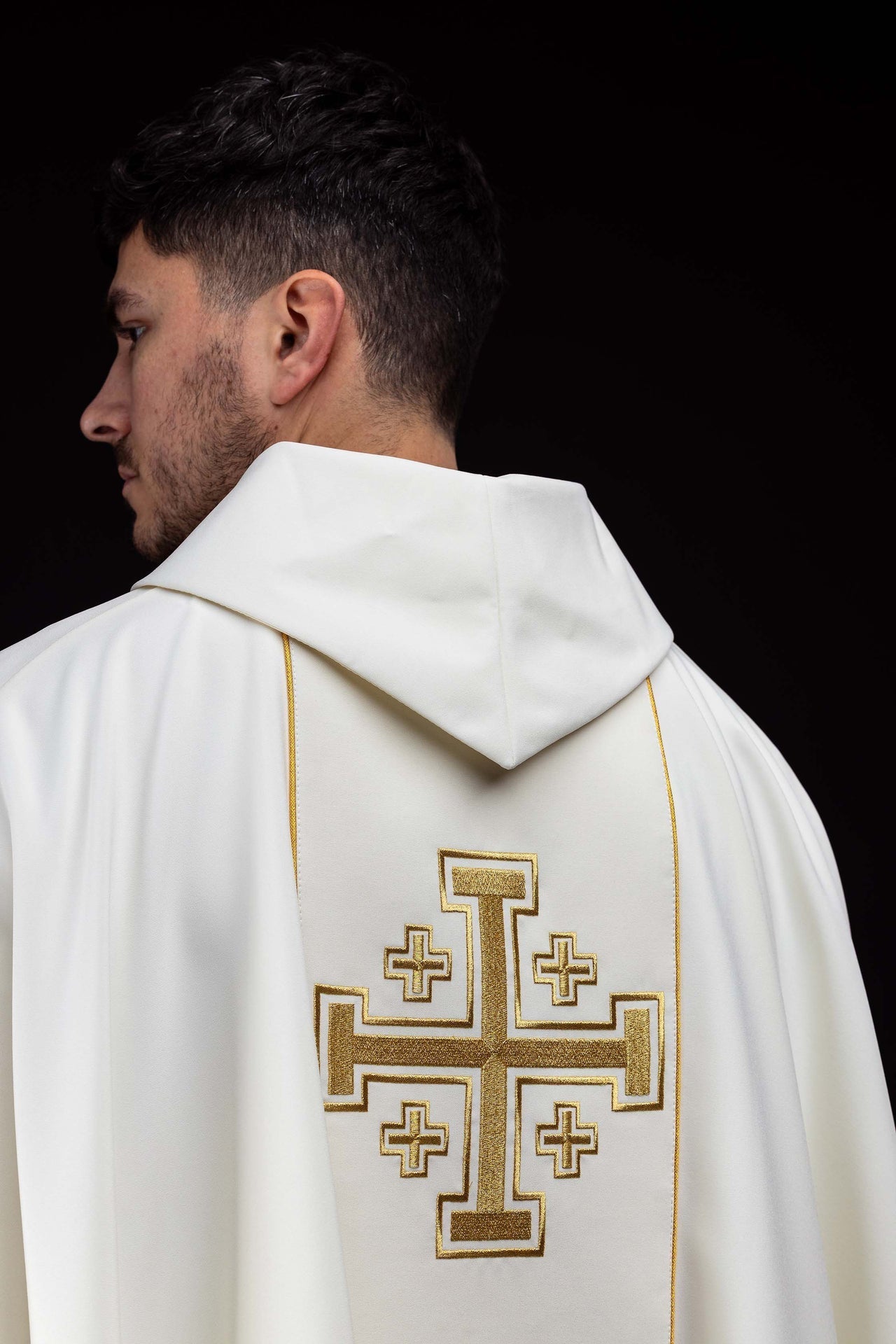 Ornat haftowany ecru z pasem krzyże jerozolimskie - SZATYLITURGICZNE.PL
