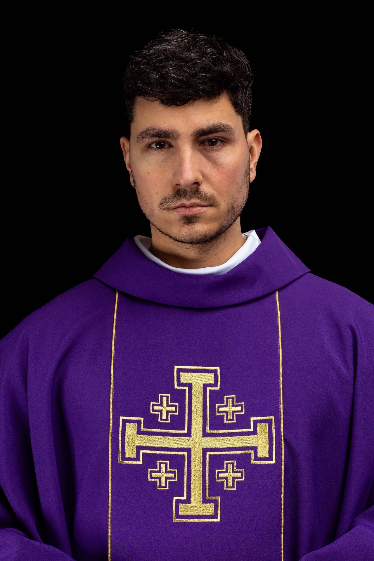 Ornat haftowany fioletowy z pasem krzyże jerozolimskie - SZATYLITURGICZNE.PL