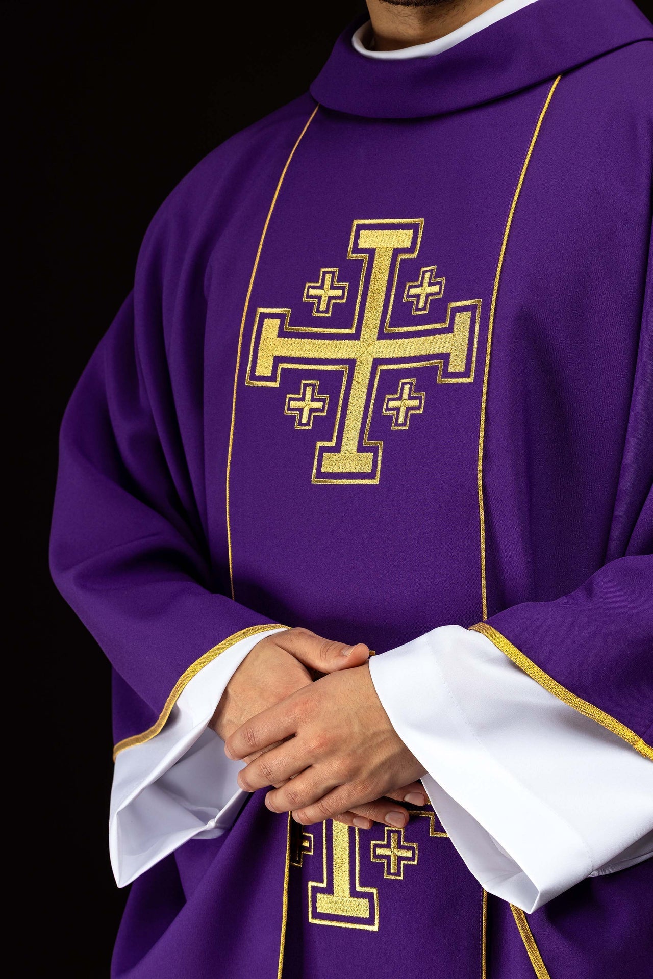 Ornat haftowany fioletowy z pasem krzyże jerozolimskie - SZATYLITURGICZNE.PL