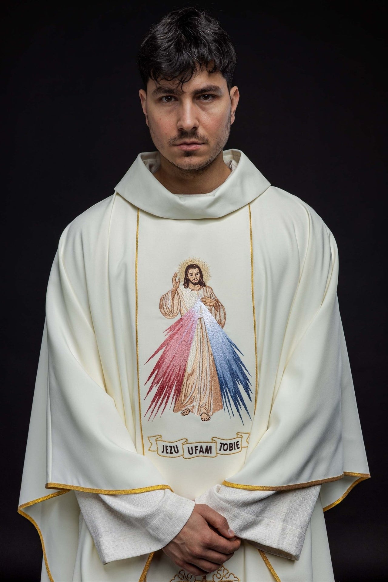 Ornat Haftowany Jezus Miłosierny i IHS ecru - SZATYLITURGICZNE.PL