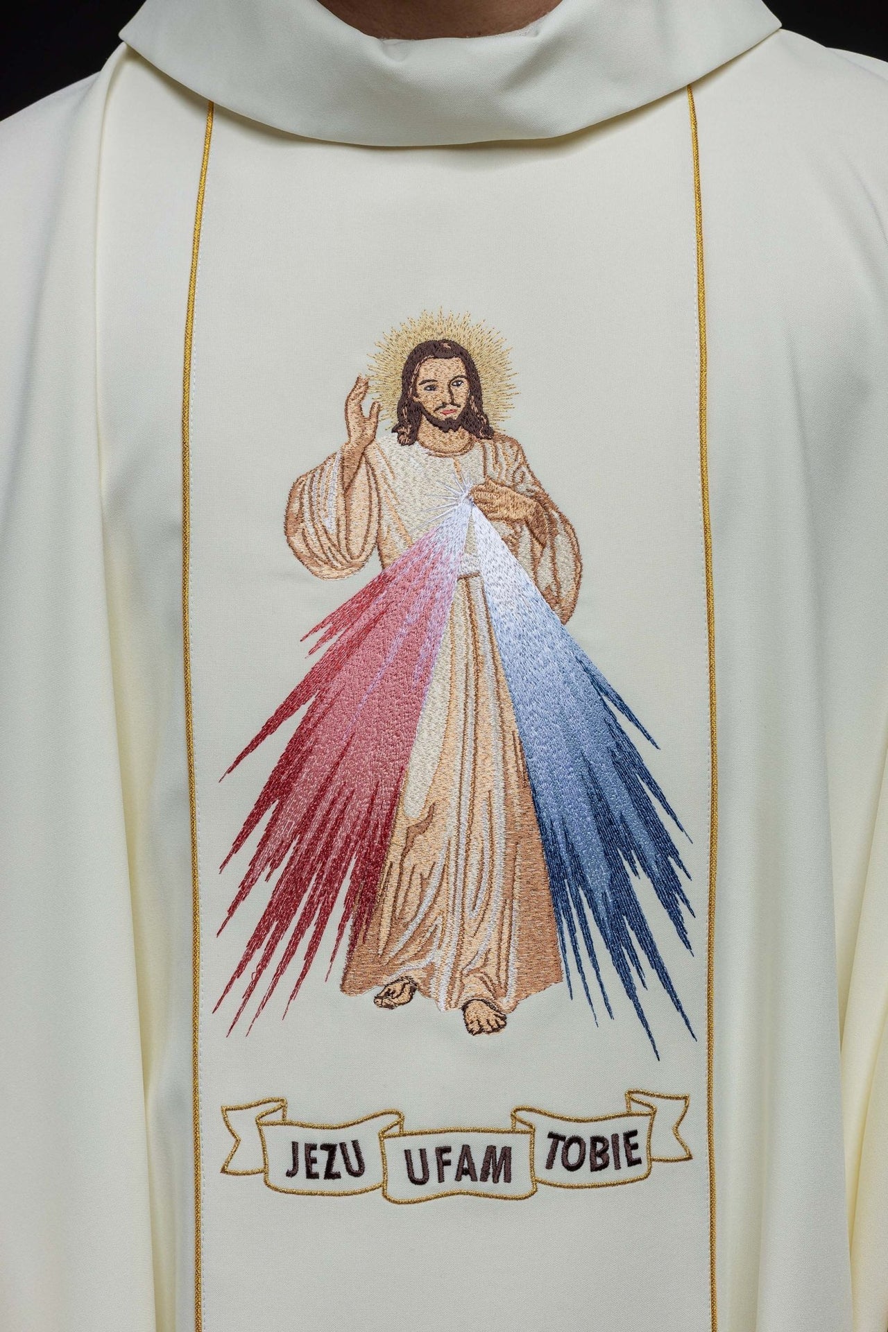 Ornat Haftowany Jezus Miłosierny i IHS ecru - SZATYLITURGICZNE.PL