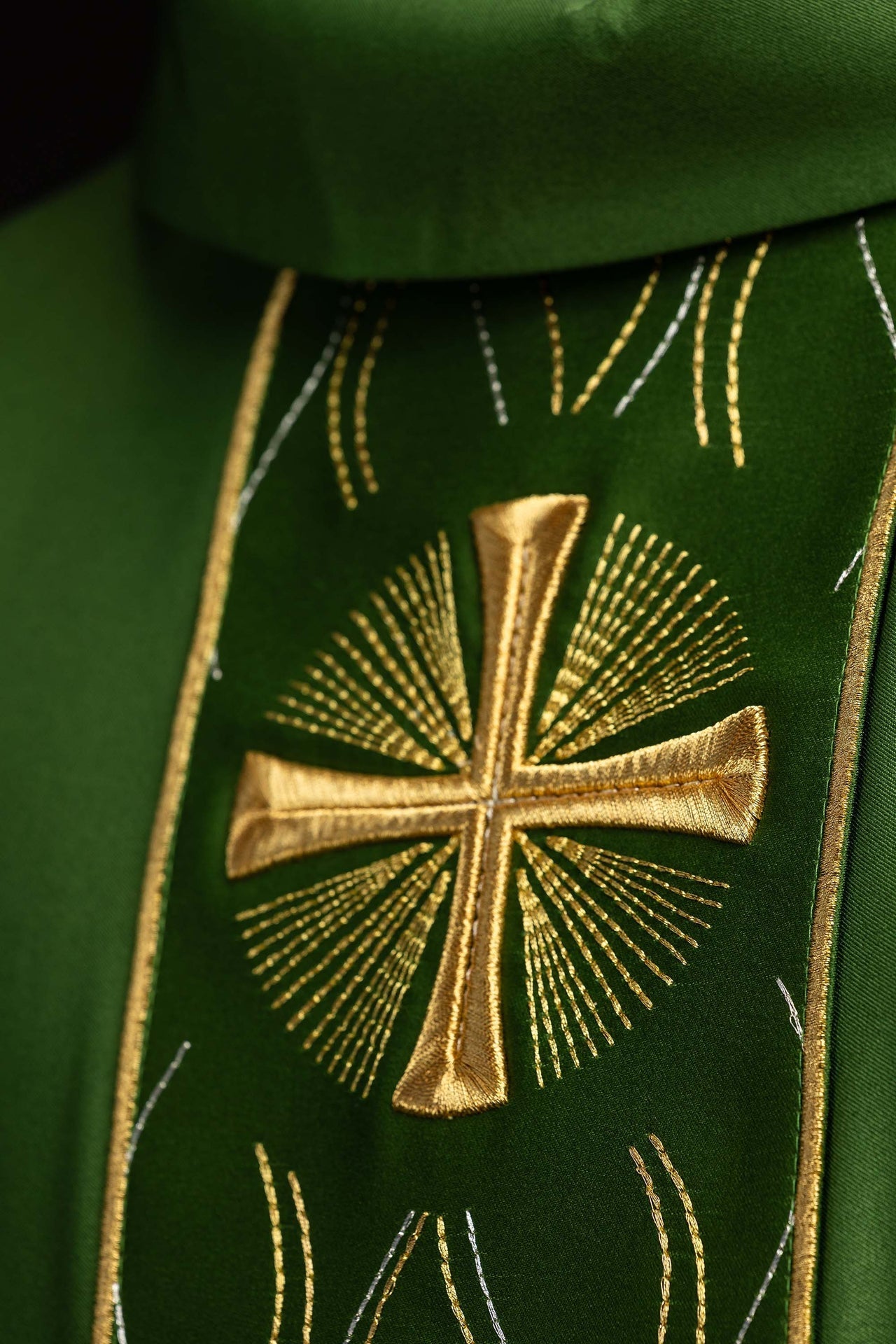 Ornat haftowany Krzyż zielony - SZATYLITURGICZNE.PL