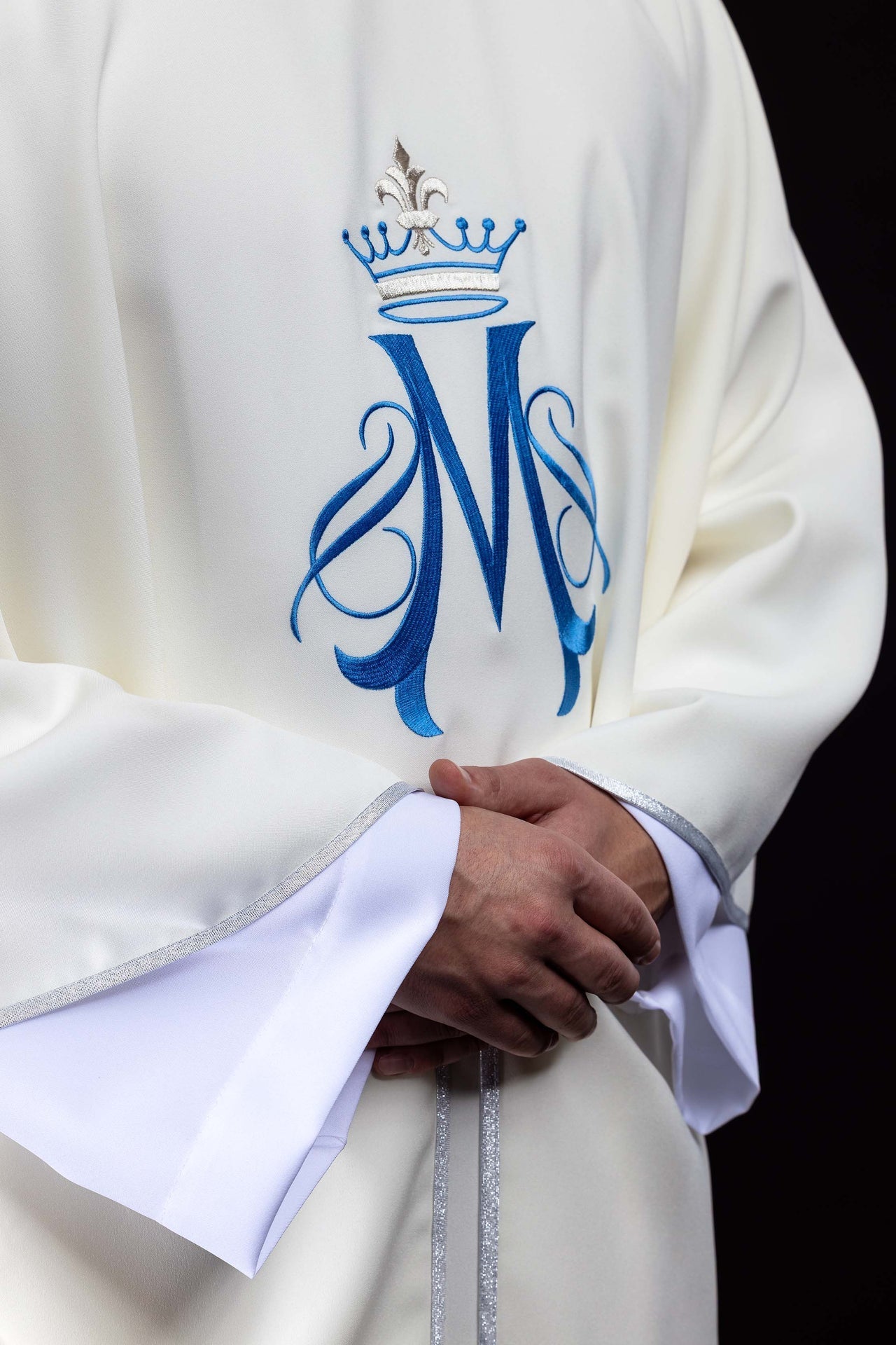 Ornat haftowany z motywem Maryjnym ecru - SZATYLITURGICZNE.PL