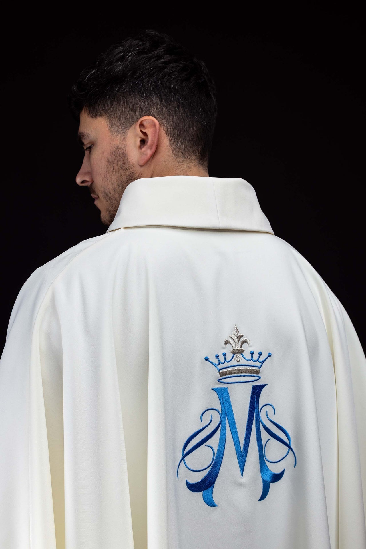 Ornat haftowany z motywem Maryjnym ecru - SZATYLITURGICZNE.PL
