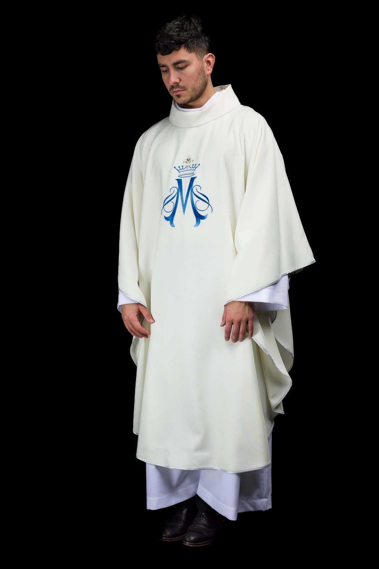 Ornat haftowany z motywem Maryjnym ecru - SZATYLITURGICZNE.PL