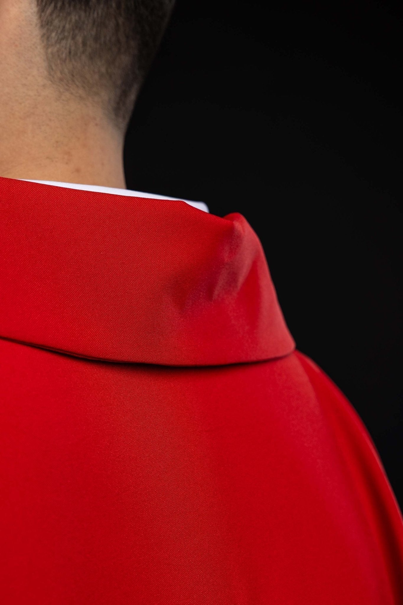 Ornat haftowany z ozdobionym krzyżem i szerokim kołnierzem czerwony - SZATYLITURGICZNE.PL