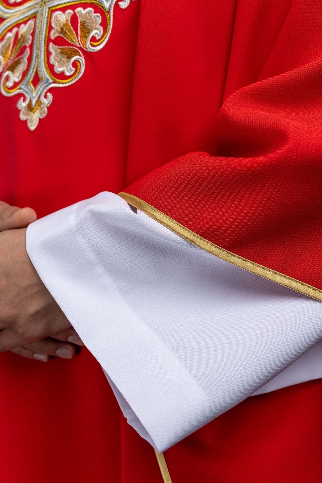 Ornat haftowany z ozdobionym krzyżem i szerokim kołnierzem czerwony - SZATYLITURGICZNE.PL