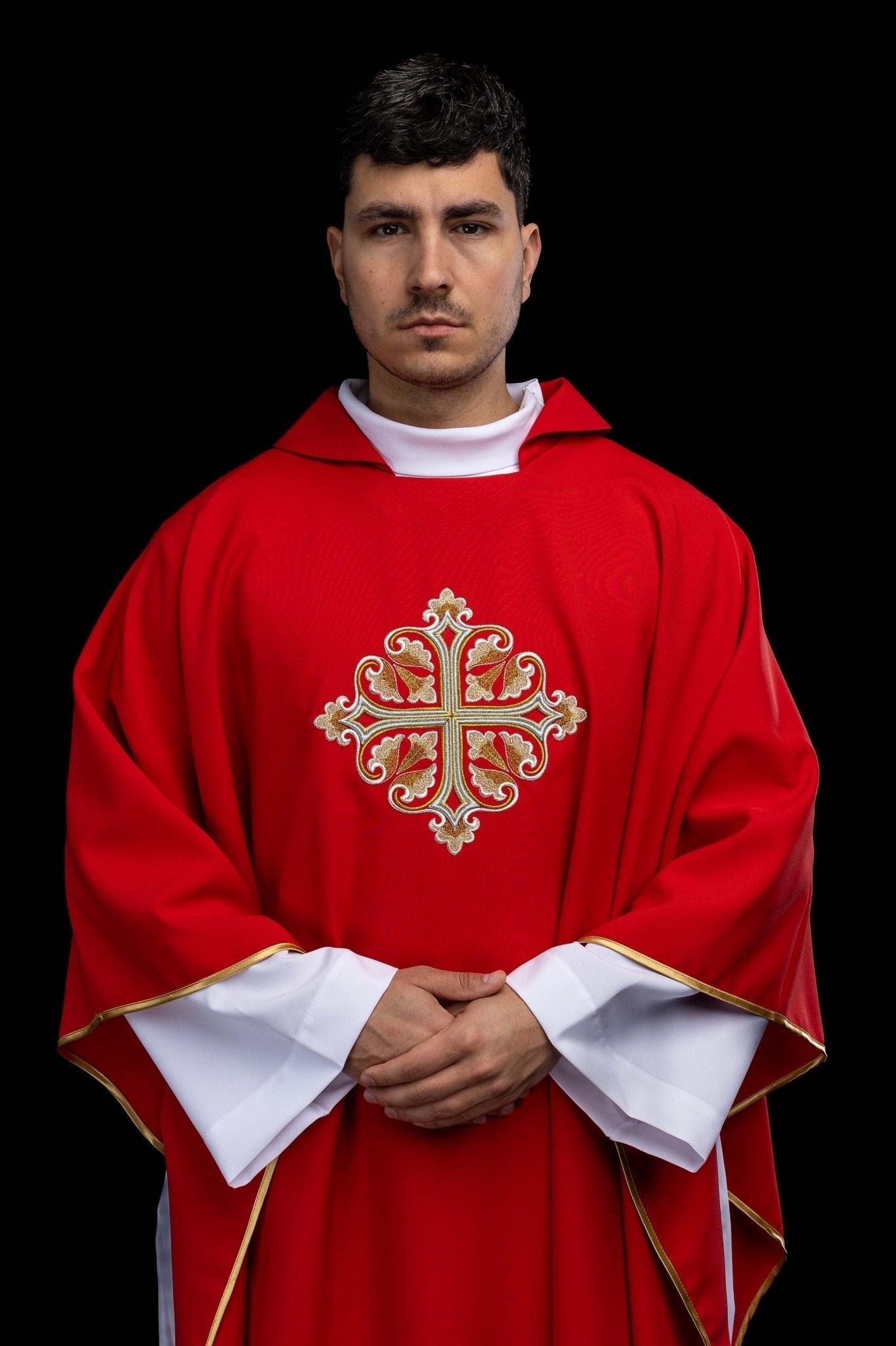 Ornat haftowany z ozdobionym krzyżem i szerokim kołnierzem czerwony - SZATYLITURGICZNE.PL