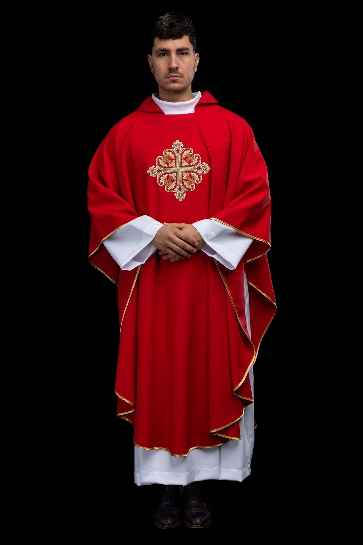 Ornat haftowany z ozdobionym krzyżem i szerokim kołnierzem czerwony - SZATYLITURGICZNE.PL