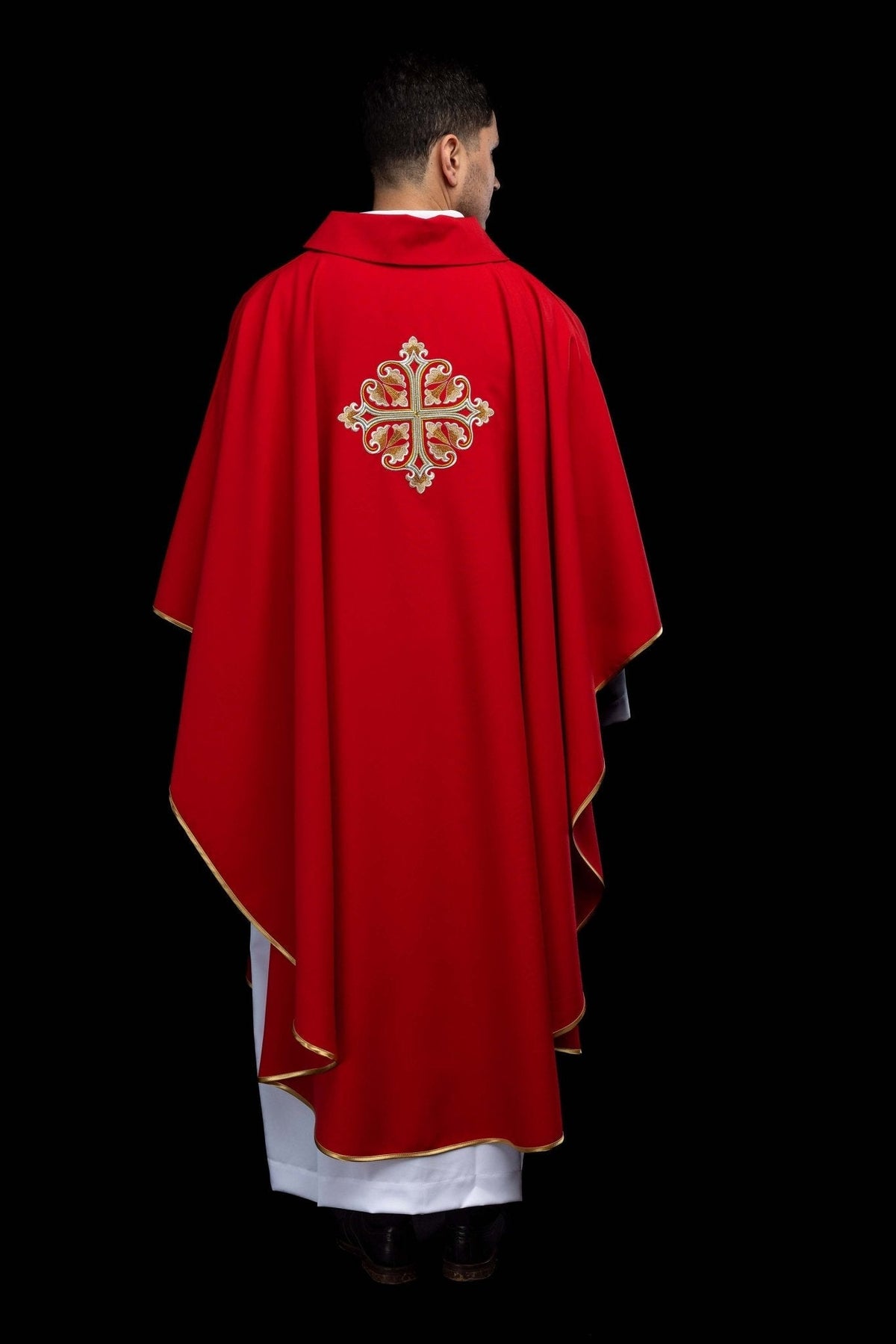 Ornat haftowany z ozdobionym krzyżem i szerokim kołnierzem czerwony - SZATYLITURGICZNE.PL