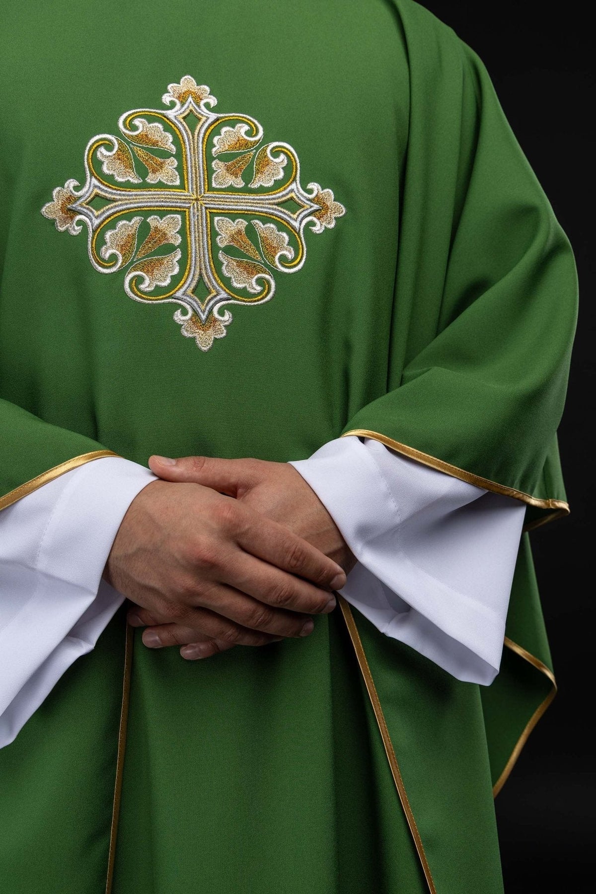 Ornat haftowany z ozdobionym krzyżem i szerokim kołnierzem zielony - SZATYLITURGICZNE.PL